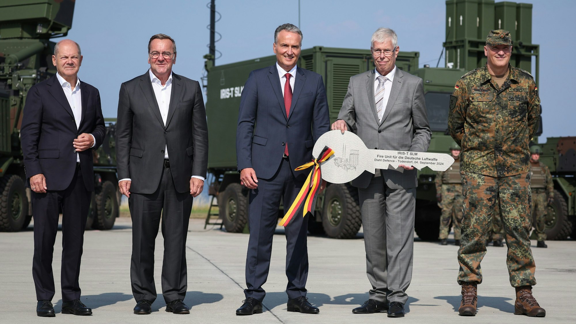 Bundeskanzler Olaf Scholz (SPD, l-r), Boris Pistorius (SPD), Bundesminister der Verteidigung, Helmut Rauch, CEO Diehl Defence, Harald Albrecht, Leitender Direktor Bundesamt für Ausrüstung und Ingo Gerhartz, Inspekteur der Luftwaffe