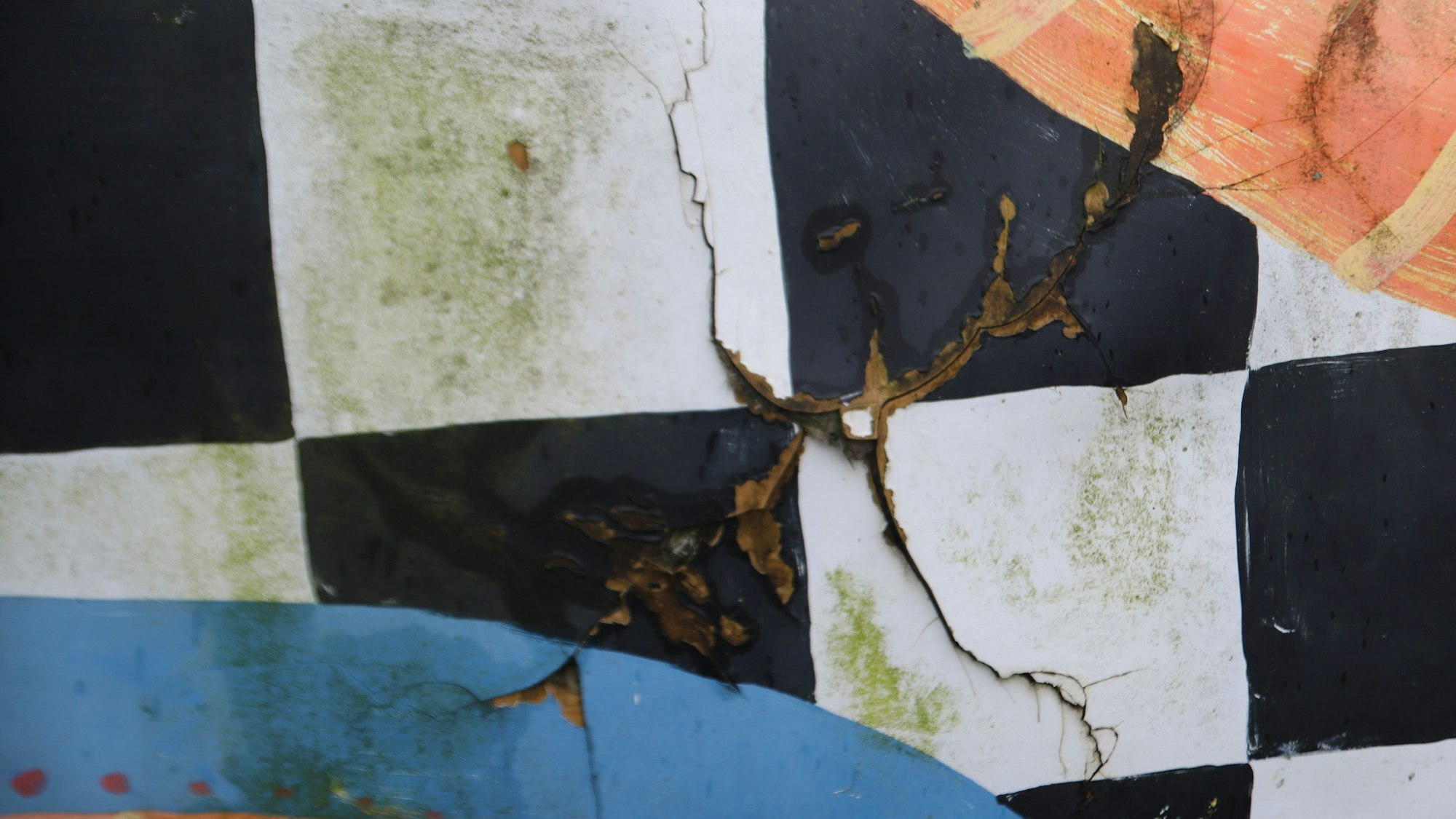 Die Oberfläche der Kuh ist aufgeplatzt, deutlich sind Risse zu sehen.