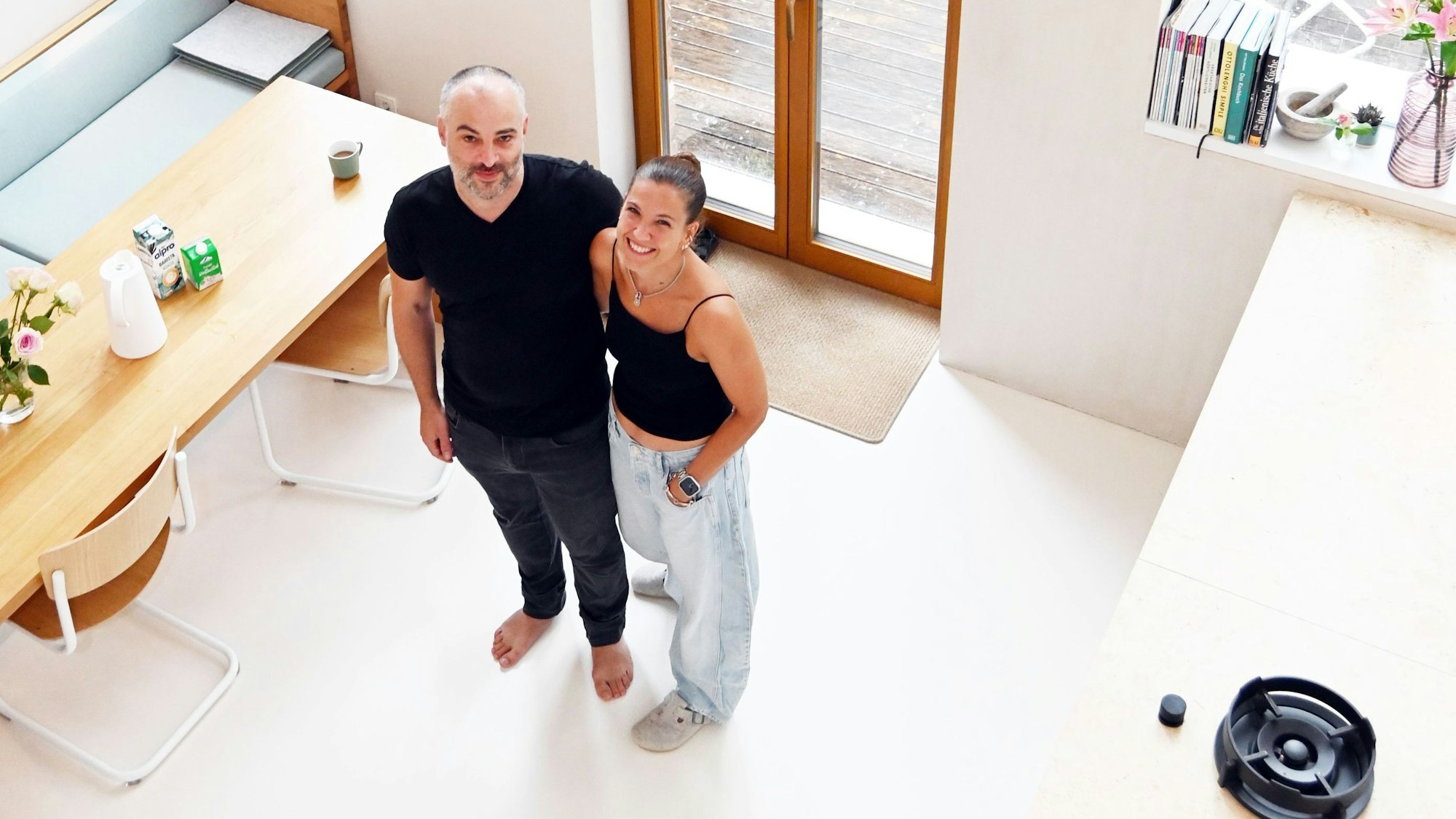 Zu sehen sind Analena Schwarz und Till Kurz in ihrem Zuhause.