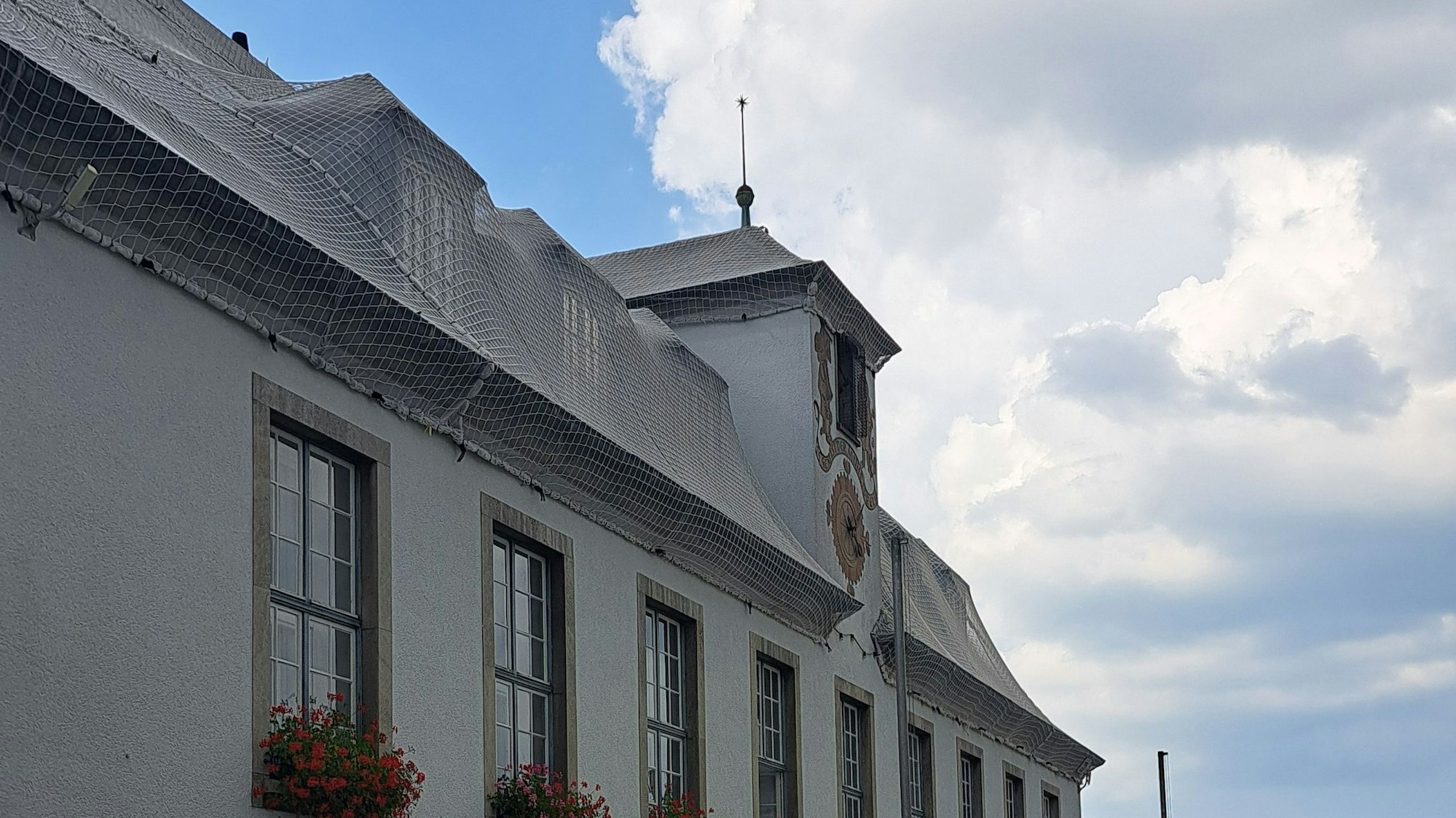 Ein Netz sichert das Wipperfürther Rathausdach.