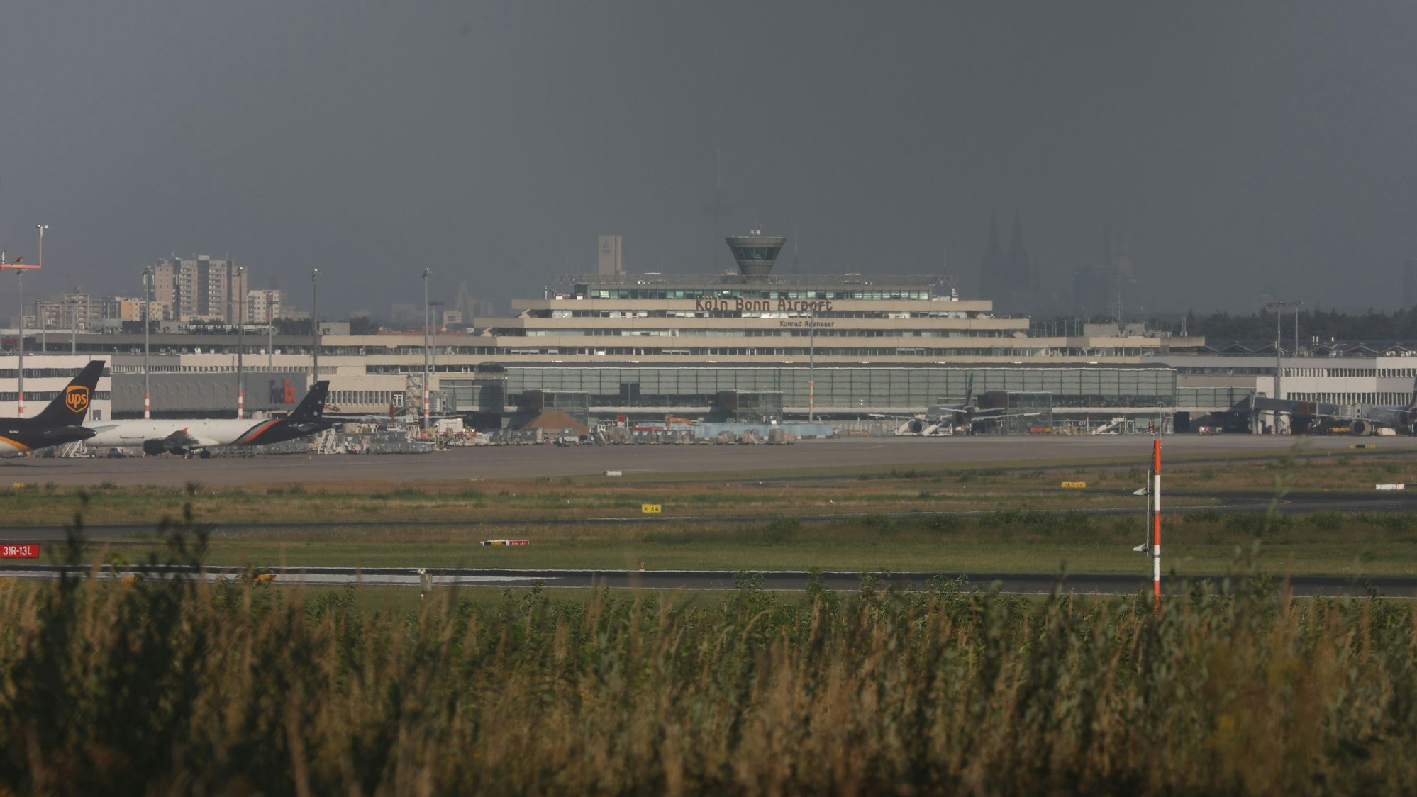 Zu sehen sind Gebäude und Start- und Landebahnen des Flughafen Köln/Bonn.
