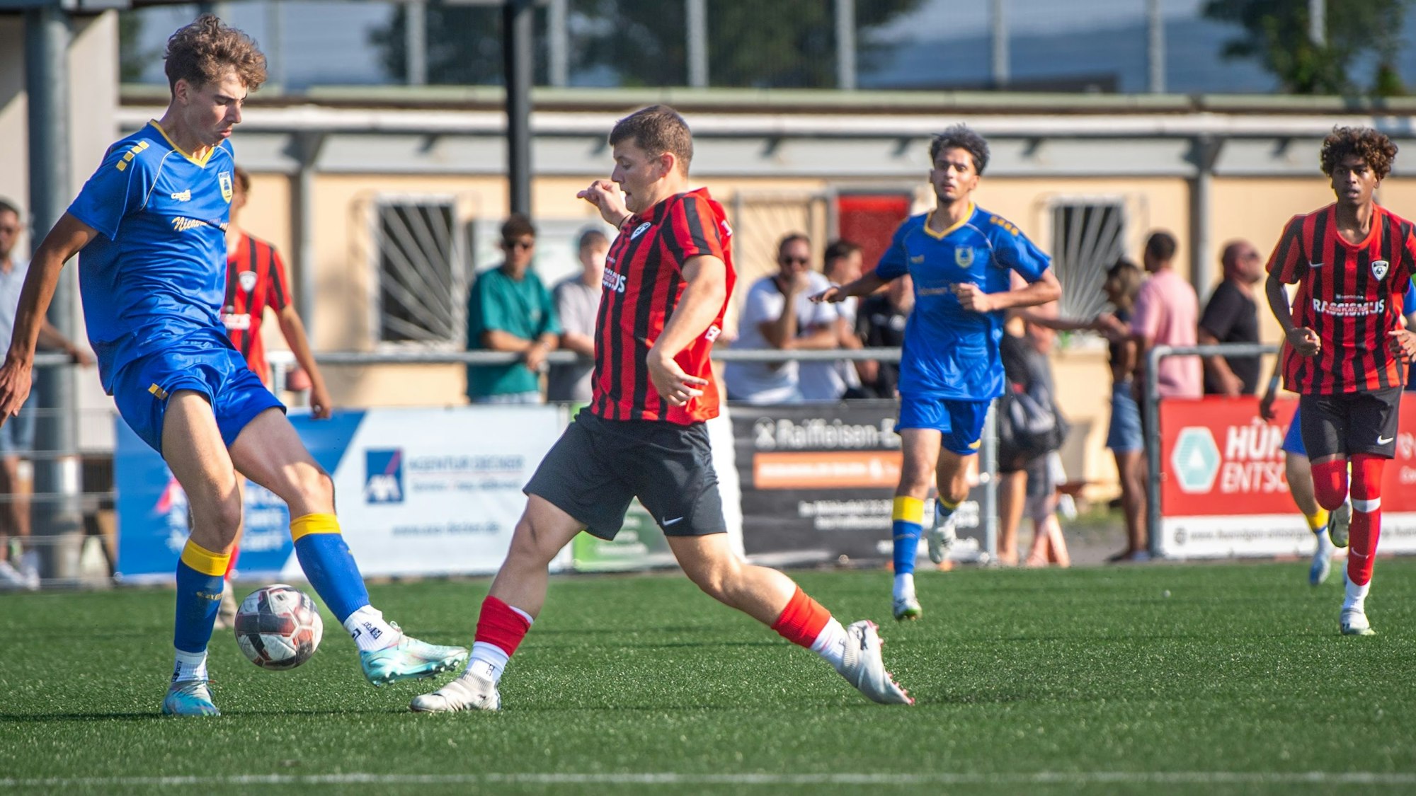 Das Bild zeigt einen Zweikampf, den JSG-Spieler Philip Urbanek für sich entscheidet.