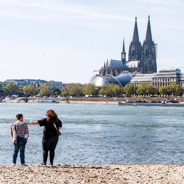 In Köln wird es noch einmal richtig warm, bevor es in der zweiten Septemberwoche abkühlt (Archivbild vom Deutzer Rheinufer mit Blick auf den Dom).