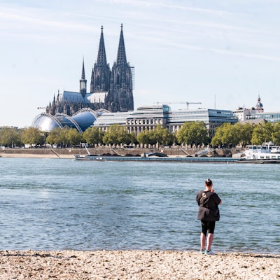 In Köln wird es noch einmal richtig warm, bevor es in der zweiten Septemberwoche abkühlt (Archivbild vom Deutzer Rheinufer mit Blick auf den Dom).