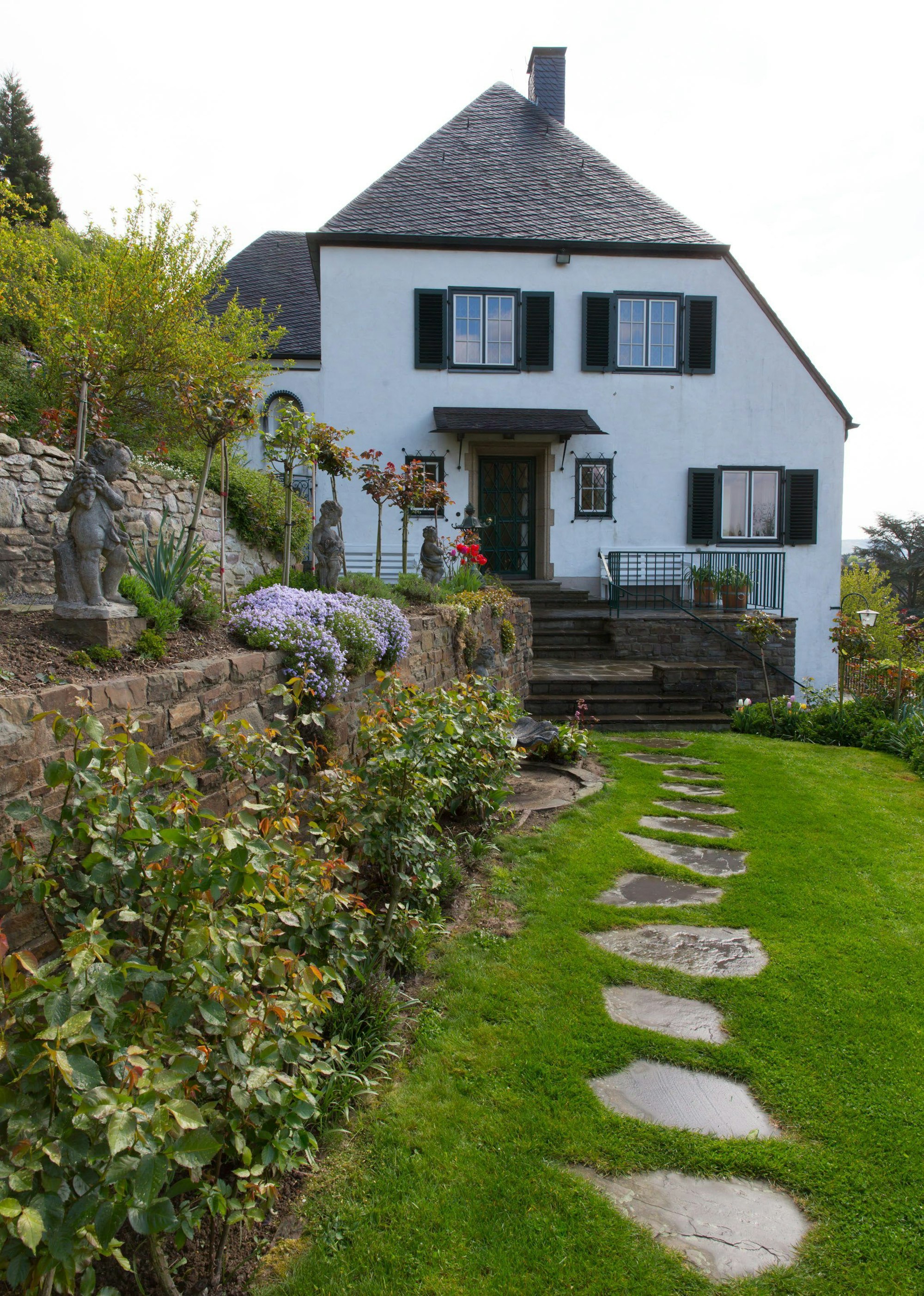Bad Honnef Rhöndorf, Adenauerhaus. Der Garten mit dem Haus.