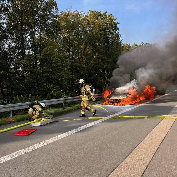 Am 5.9.2024 brennt auf der Autobahn 4 zwischen Bielstein und Gummersbach ein Auto.