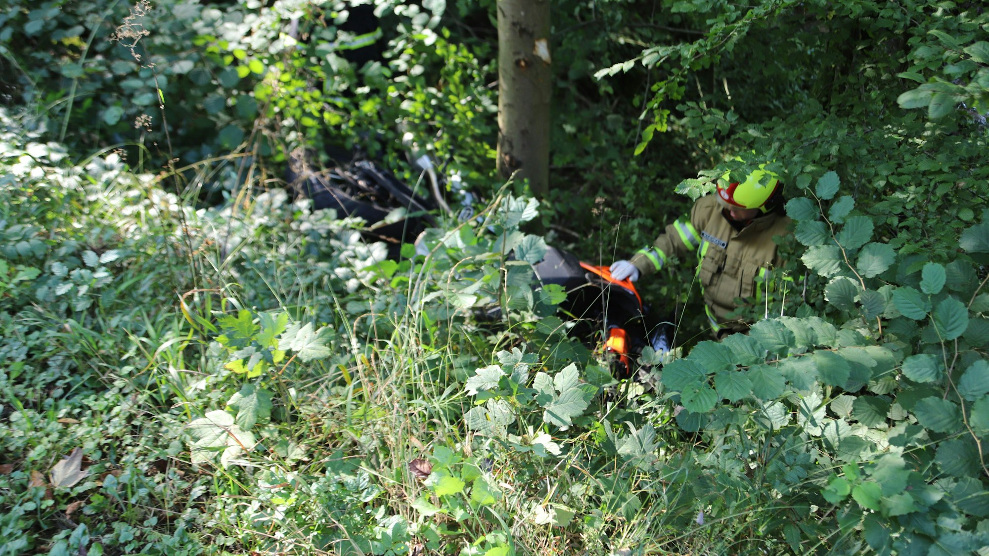Ein Motorrad liegt im Steilhang.