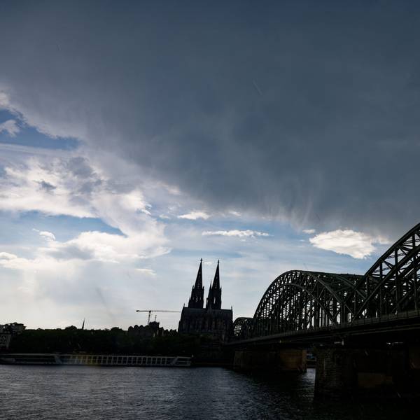 Eine dunkle Gewitterwolke zieht über dem Dom in Köln auf.