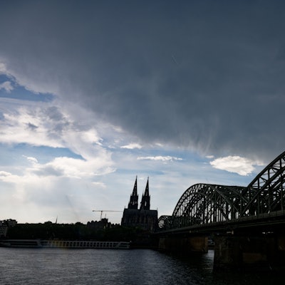 Eine dunkle Gewitterwolke zieht über dem Dom in Köln auf.