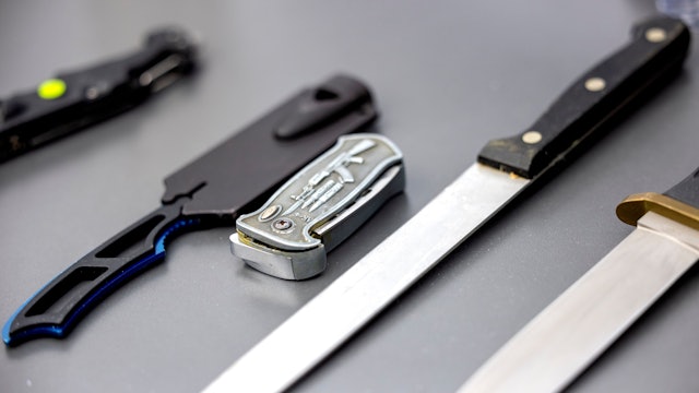 Die Kölner Polizei präsentierte sichergestellte verbotene Stichwaffen.