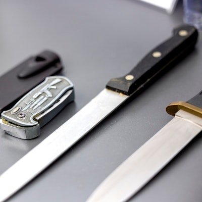 Auf einem Tisch liegen von der Polizei sichergestellte verbotene Stichwaffen.