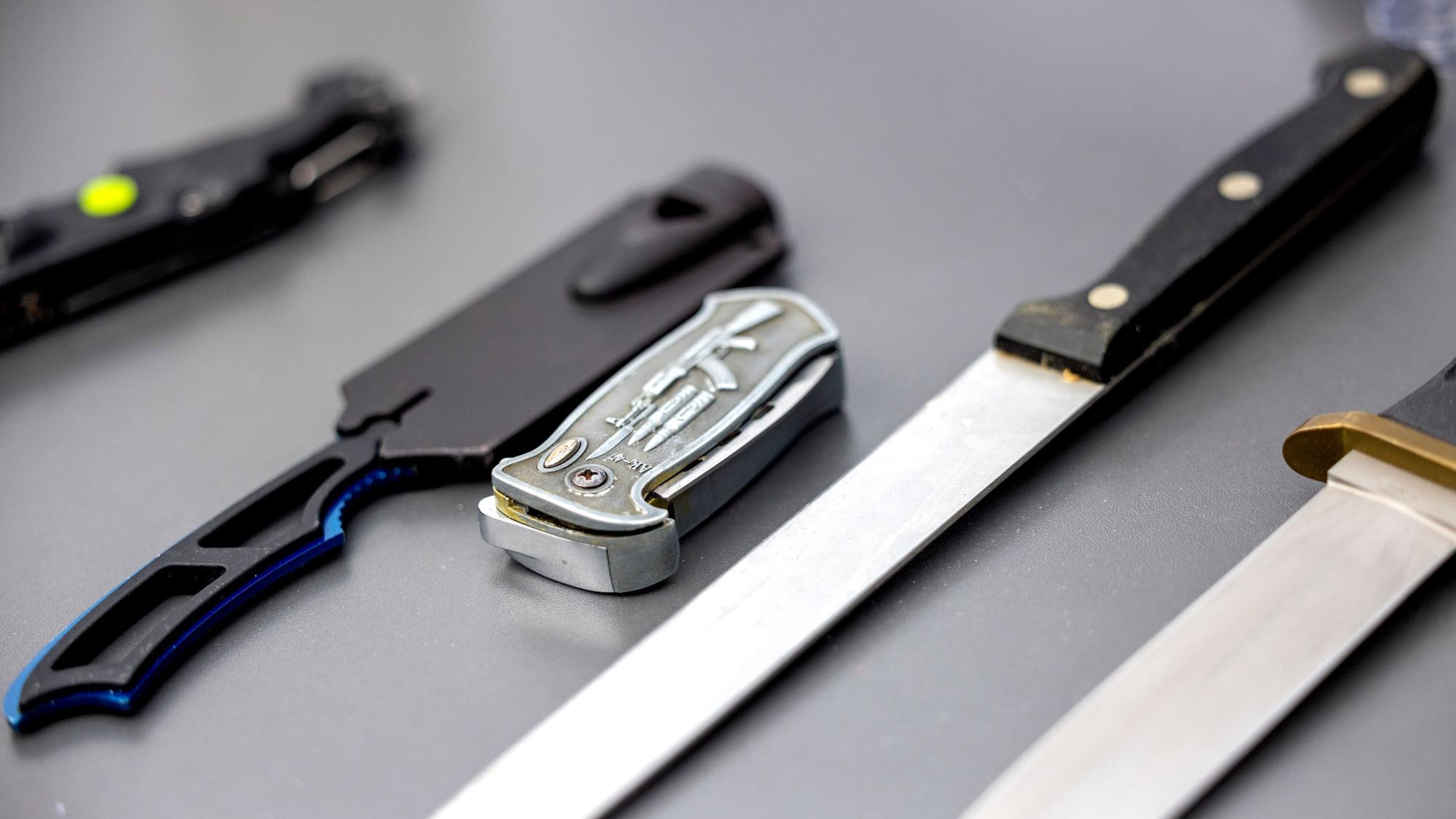 Auf einem Tisch liegen von der Polizei sichergestellte verbotene Stichwaffen.