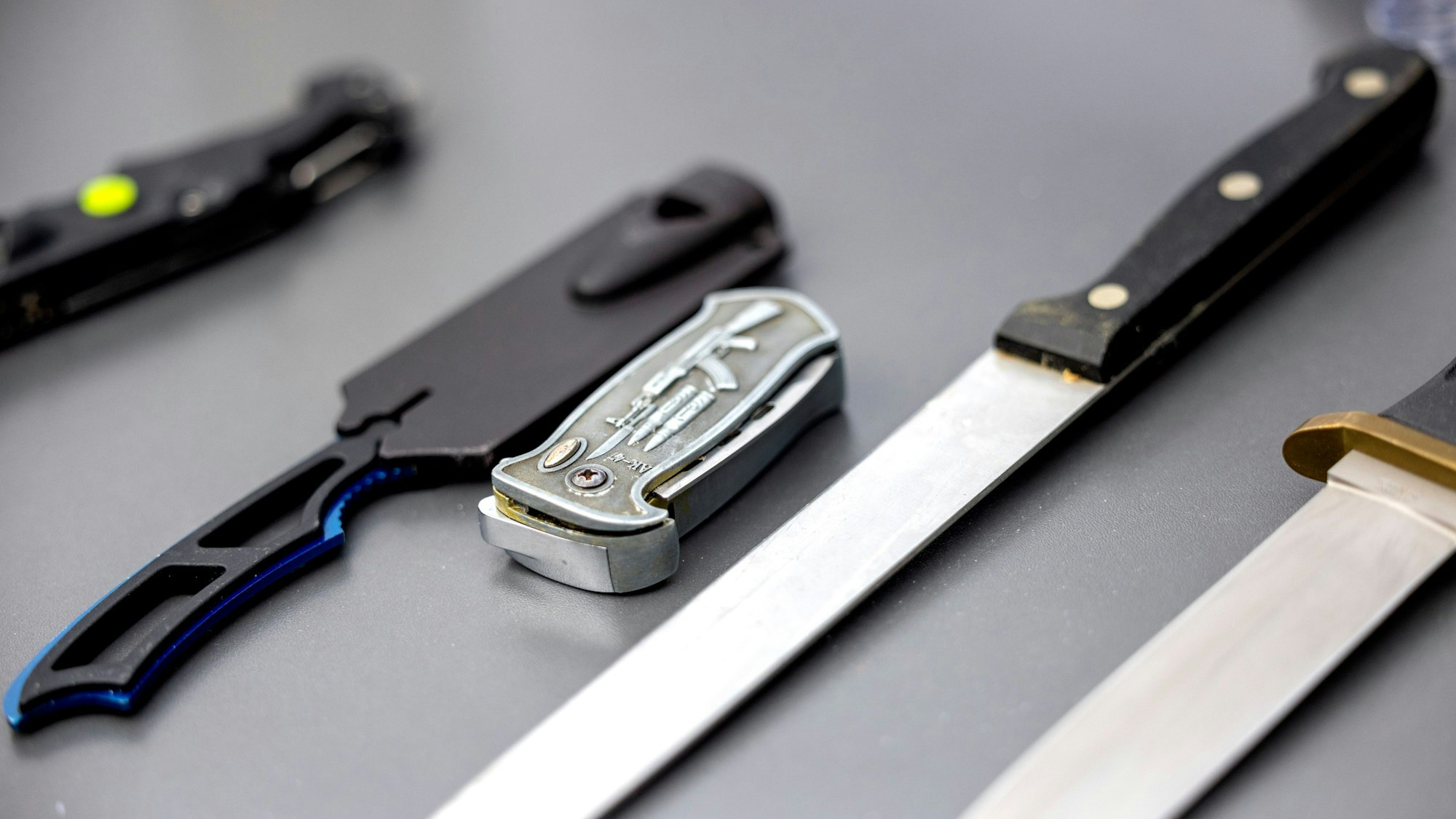 Auf einem Tisch liegen von der Polizei sichergestellte verbotene Stichwaffen.