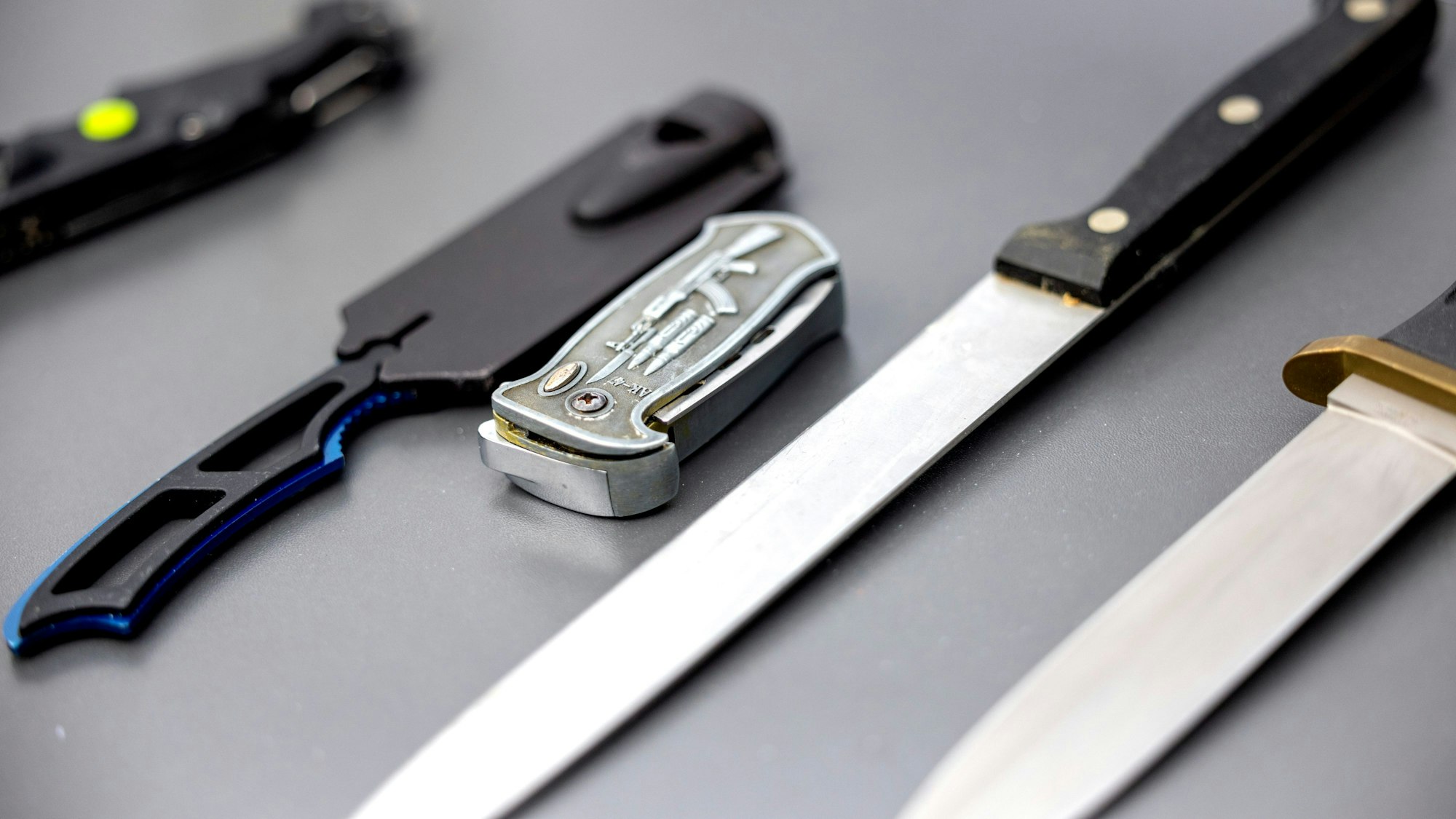 Die Kölner Polizei präsentierte sichergestellte verbotene Stichwaffen.