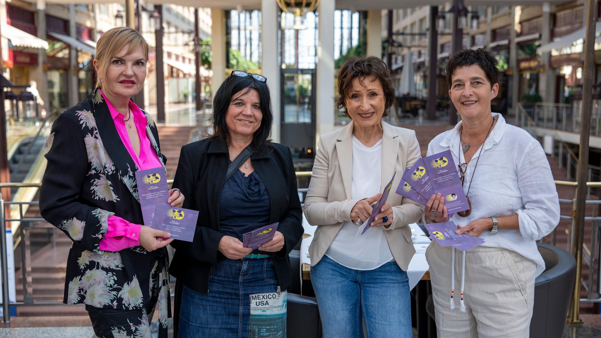 Renan Demirkan (2.v.re.) mit ihren Unterstützerinnen: Dr. Daniela Rezek, Leiterin des Brustzentrums in Wesel, Ela Mergels, Fotografin und Künstlerin in Köln, und Barbara Steffens, Staatsministerin a.D. und Leiterin der Landesvertretung NRW der Techniker-Krankenkasse.