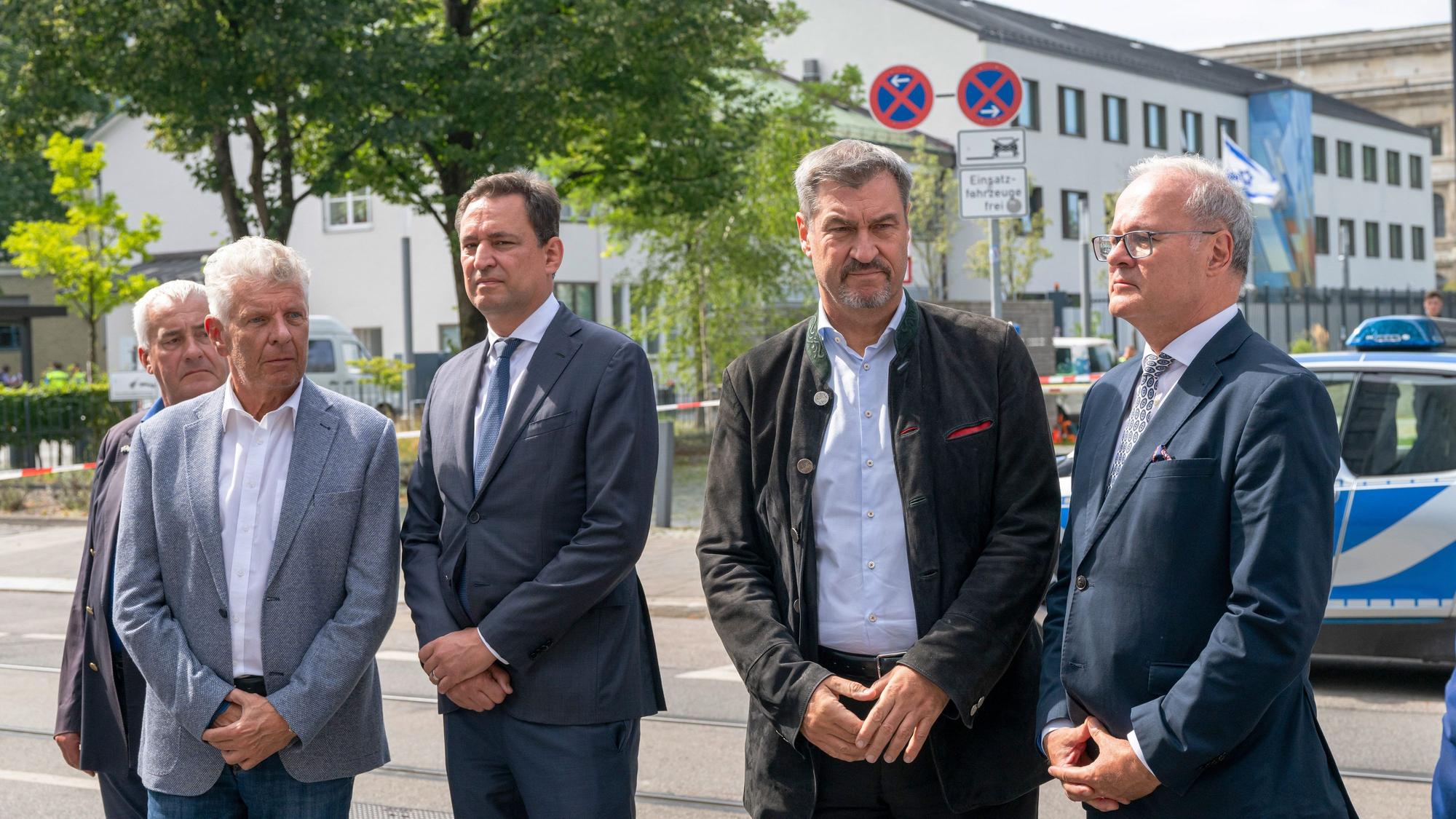 Ludwig Spaenle (CSU), Beauftragter der Bayerischen Staatsregierung für jüdisches Leben und gegen Antisemitismus, der Münchner Oberbürgermeister Dieter Reiter (SPD), Georg Eisenreich (CSU), Justizminister von Bayern, Markus Söder (CSU), Ministerpräsident von Bayern, und Generalstaatsanwalt Reinhard Röttle stehen am Rande einer Pressekonferenz vor dem Israelischen Generalkonsulat.