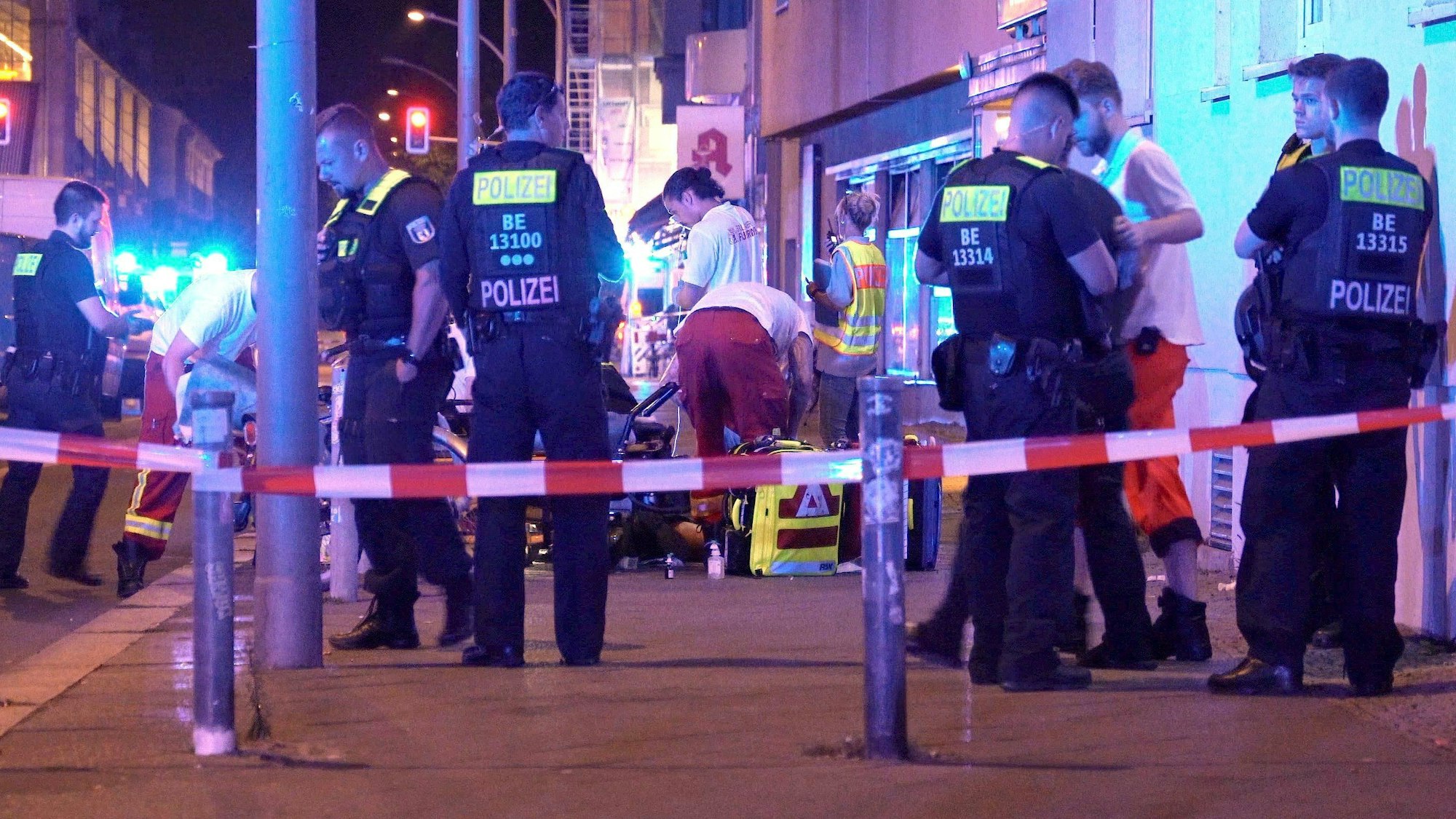 Feuerwehr und Rettungskräfte arbeiten an einem Tatort in Berlin.