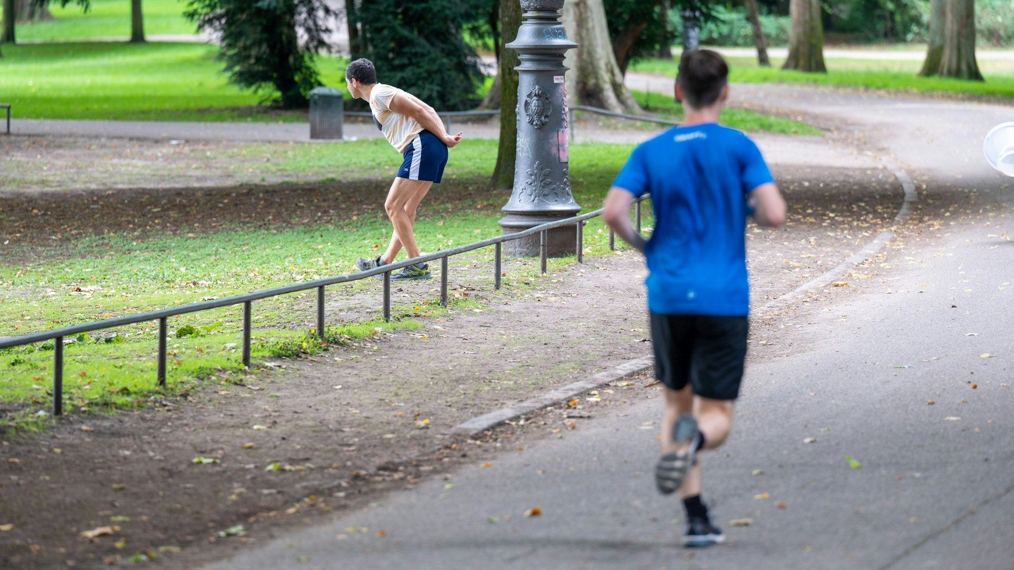 26.07.2021, Köln: Menschen treiben Sport im Volksgarten.