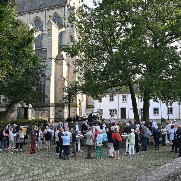 Viele Menschen stehen auf dem Platz vor dem Altenberger Dom und feiern, dass die Fläche nun "Maria-Zanders-Platz" heißt.