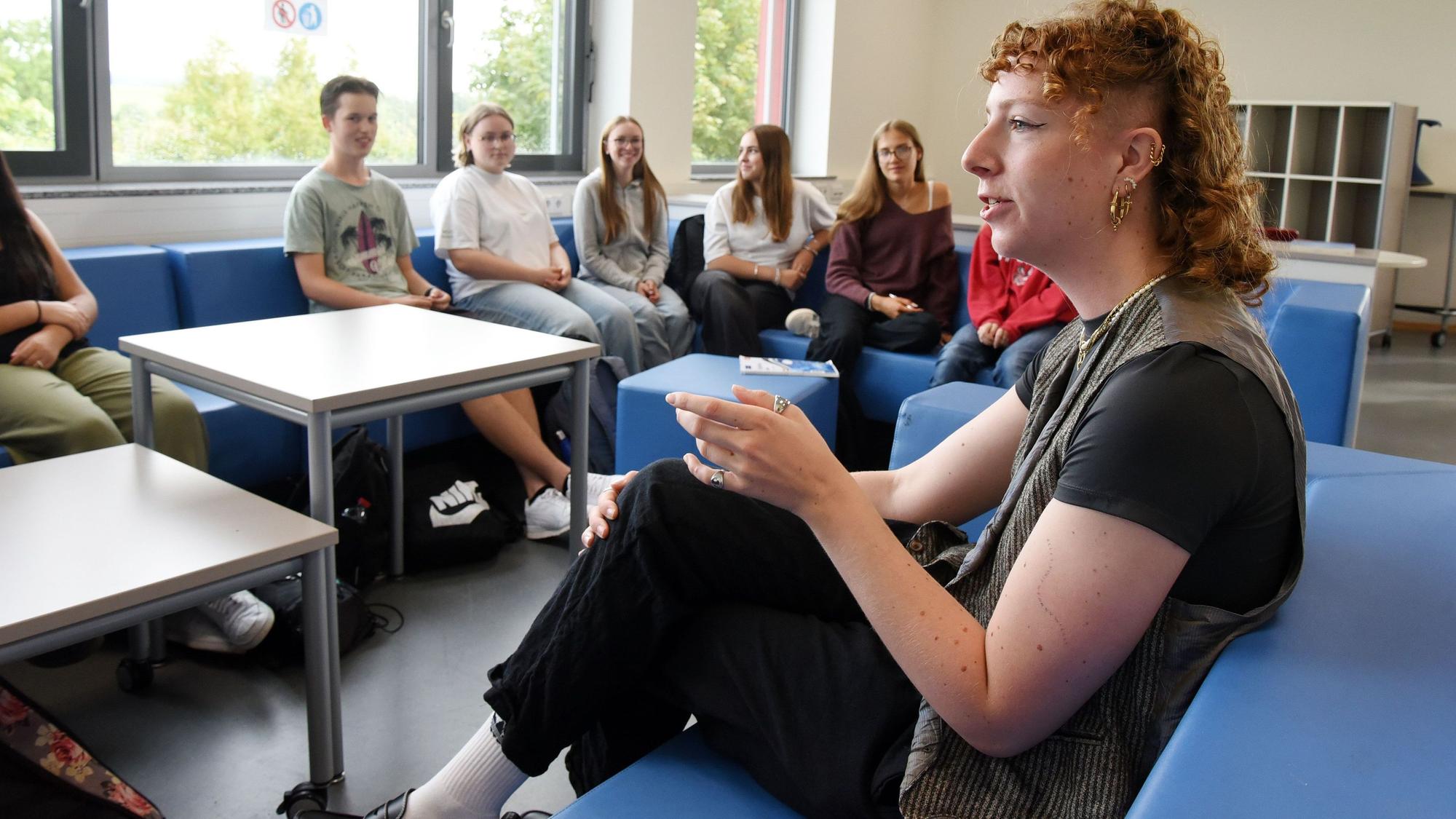 Das Foto zeigt Jana Goller im Gespräch mit Schülerinnen und Schülern des EvB-Gymnasiums Wipperfürth.