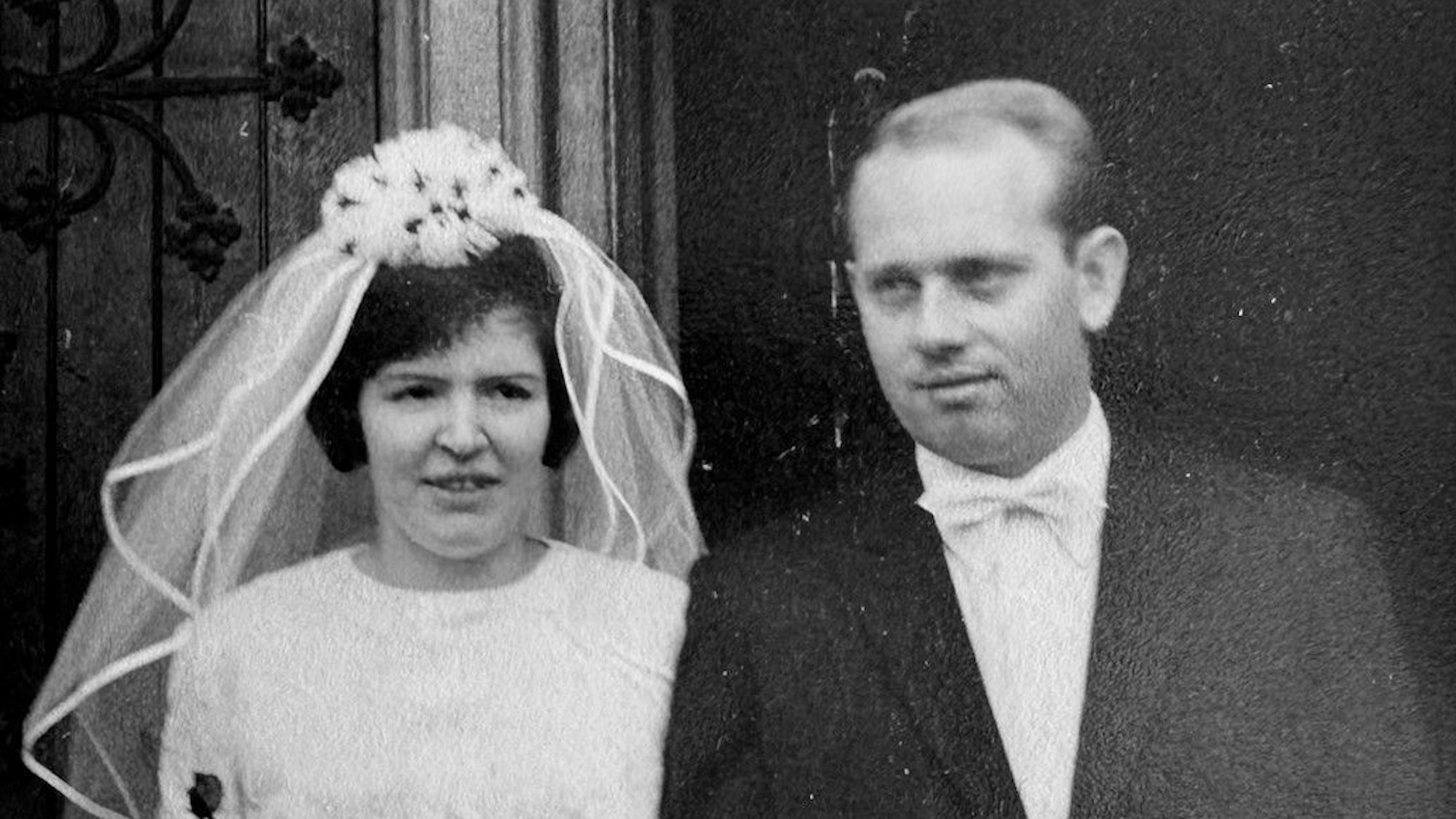 Ein Schwarzweiß-Bild des Brautpaars bei ihrer Hochzeit 1964.
