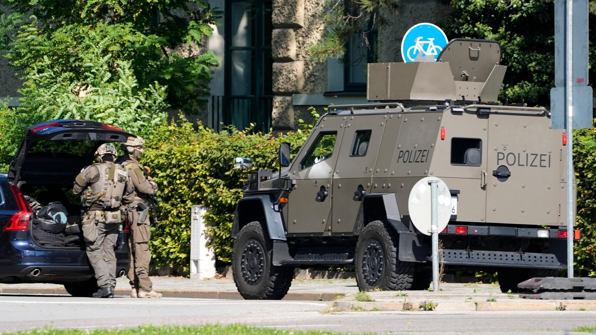 Polizisten in Spezialausrüstung und mit einem Spezialfahrzeug sind in München im Einsatz.
