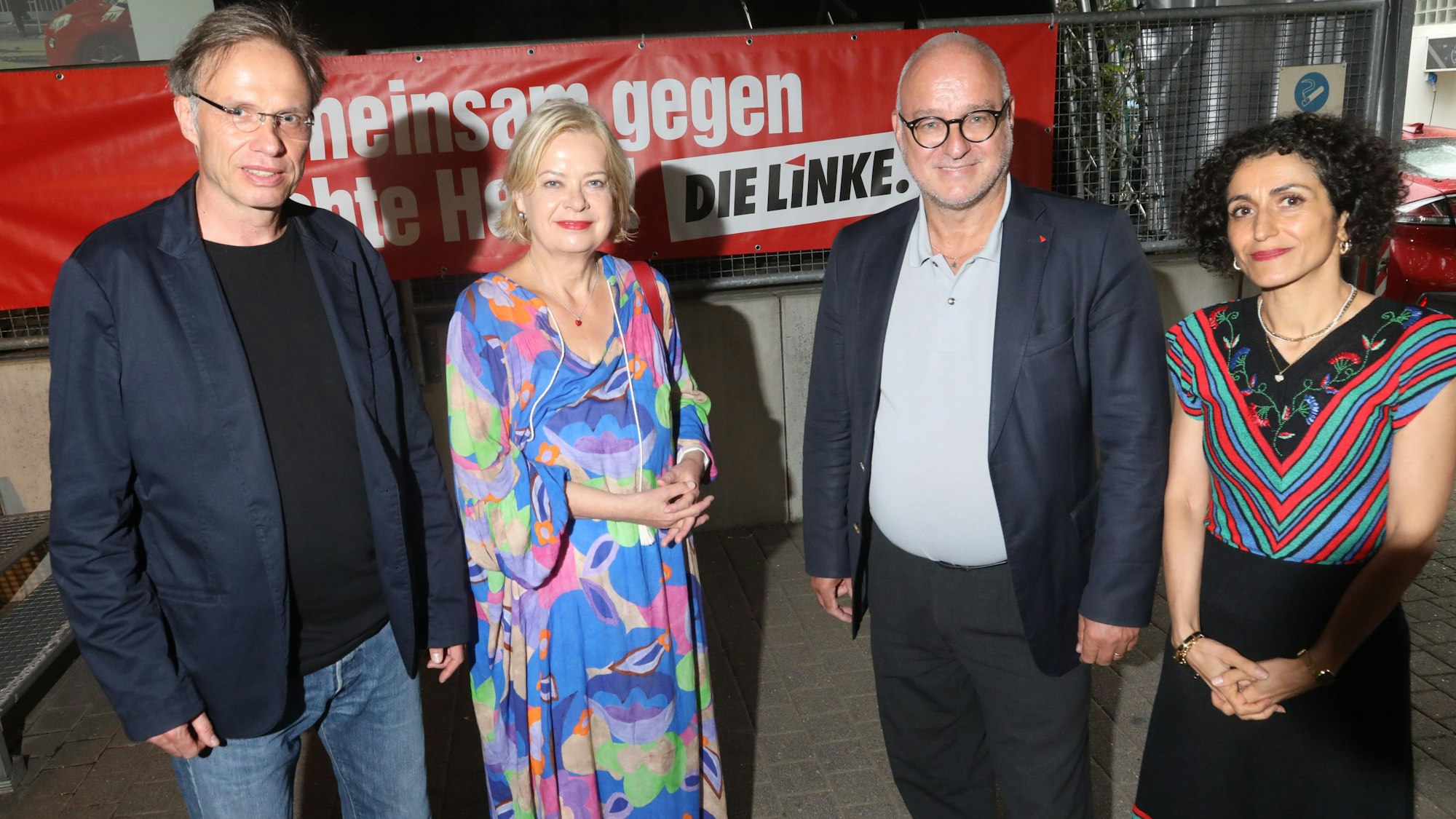 Die Fraktion Die Linke feiert 25 Jahre im Kölner Stadtrat mit Heiner Kockerbeck (v.l) Gesine Lötzsch, dem Kölner Bundestagsabgeordneten Matthias Birkwald und Güldane Tokyürek.