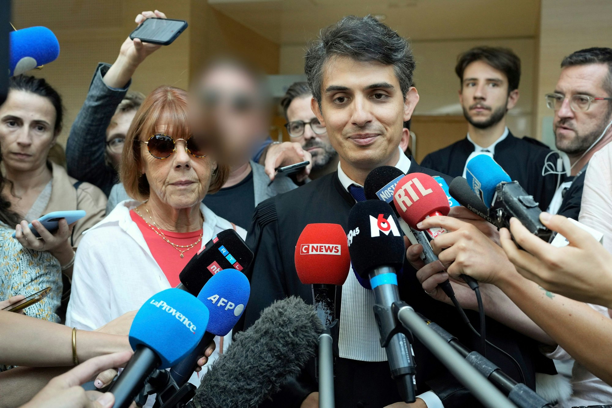 Gisele P. spricht mit Journalisten, als sie das Gerichtsgebäude verlässt. Verhandelt wird ein Missbrauchsfall mit einer hohen Zahl von Angeklagten.