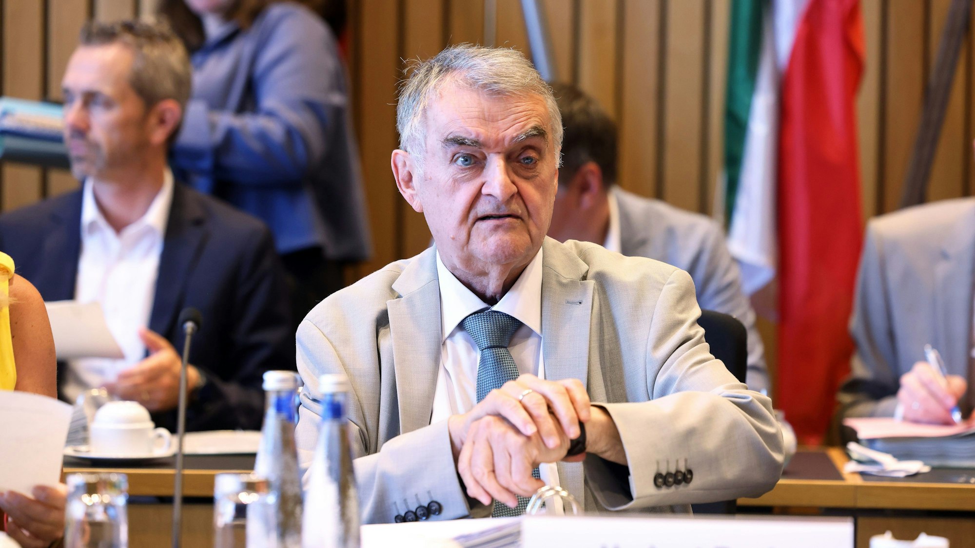 Herbert Reul (CDU, M), Innenminister von Nordrhein-Westfalen, nimmt an der Aktuellen Viertelstunde im Innenausschuss des Landtags von Nordrhein Westfalen zu dem Terroranschlag in Solingen und der Stichwaffenattacke in einem Bus in Siegen teil.