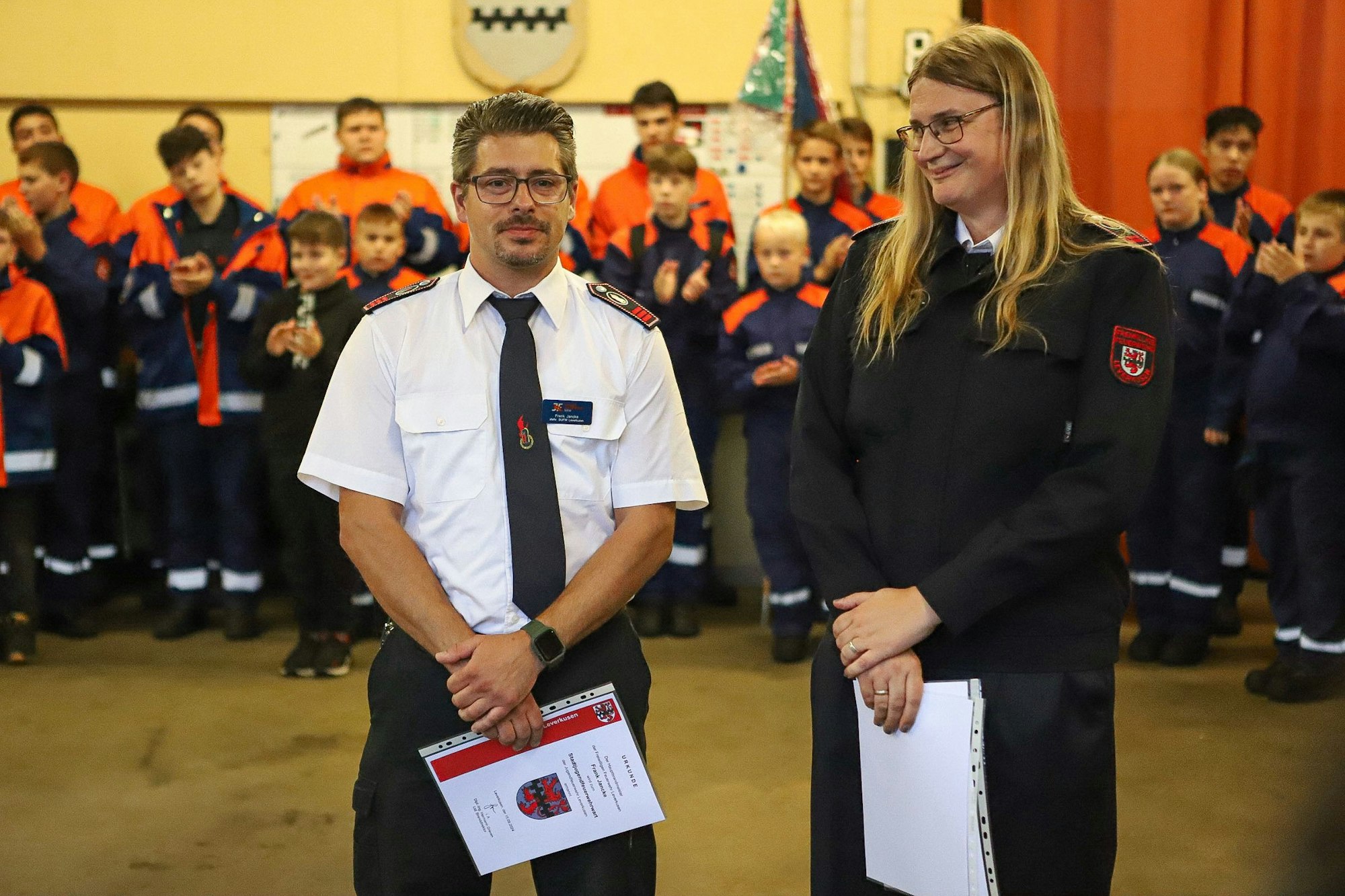 Frank Jancke (l.) kümmert sich jetzt um die Feuerwehrjugend, während Ronja Jakobi ihren wohlverdienten Ruhestand antritt.