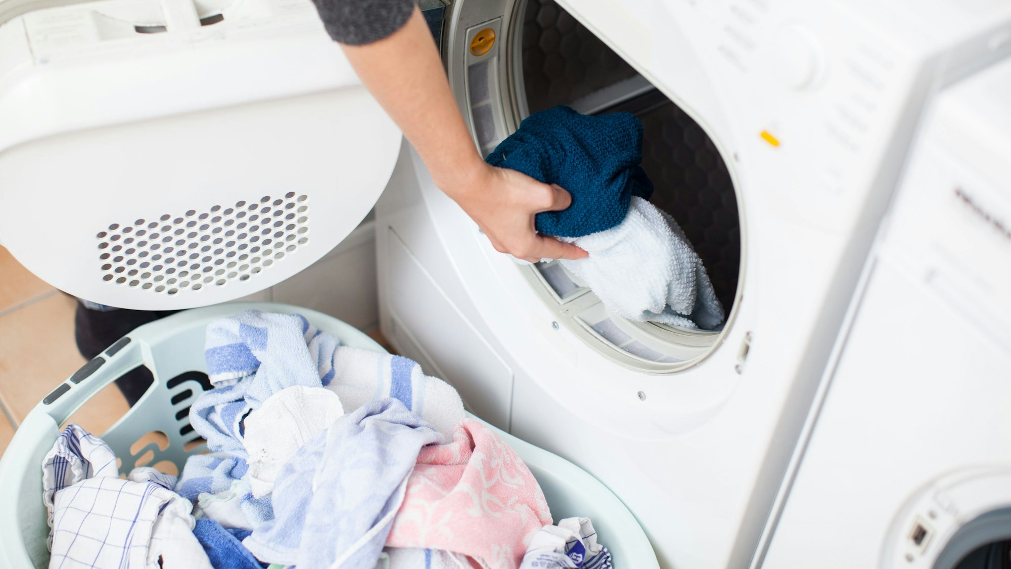 ILLUSTRATION - Wäschetrockner im Test: Von elf getesteten Kondensationswäschetrocknern mit Wärmepumpe schneiden mehr als die Hälfte mit «gut» ab. (zu dpa: «Komfort und Co.: Sind teure Wäschetrockner wirklich besser?») Foto: Christin Klose/dpa-tmn - Honorarfrei nur für Bezieher des dpa-Themendienstes +++ dpa-Themendienst +++