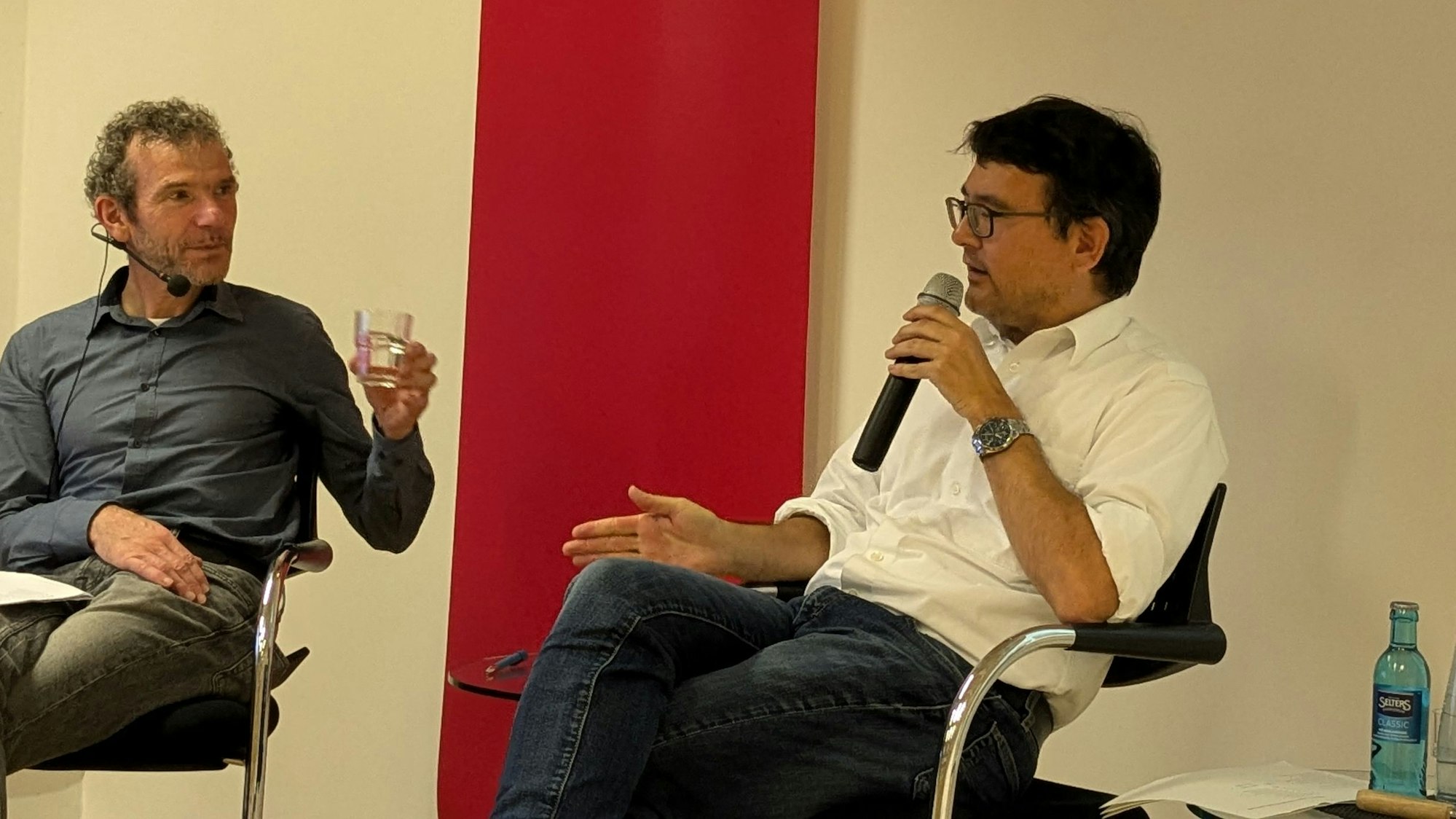 Am 4. September sprach Karikaturist Heiko Sakurai (links) in der Kölner Karl-Rahner-Akademie bei „frank&frei“ mit Joachim Frank.