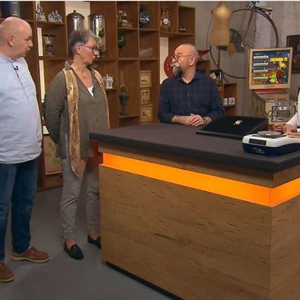 Bernhard und Eva Lengeling (v. l.) mit Moderator Horst Lichter bei der Expertise von Heide Rezepa-Zabel bei „Bares für Rares“.