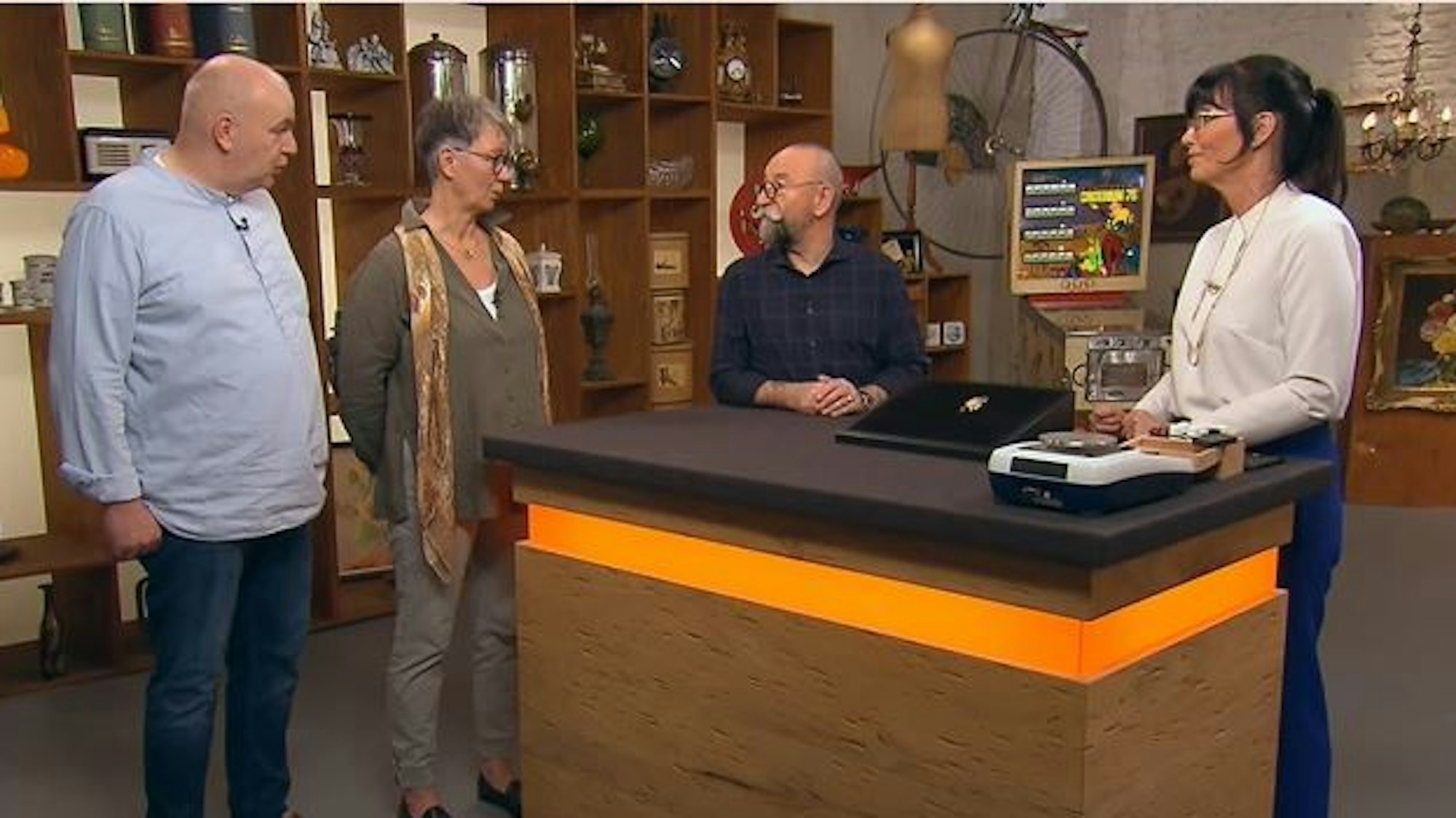 Bernhard und Eva Lengeling (v. l.) mit Moderator Horst Lichter bei der Expertise von Heide Rezepa-Zabel bei „Bares für Rares“.