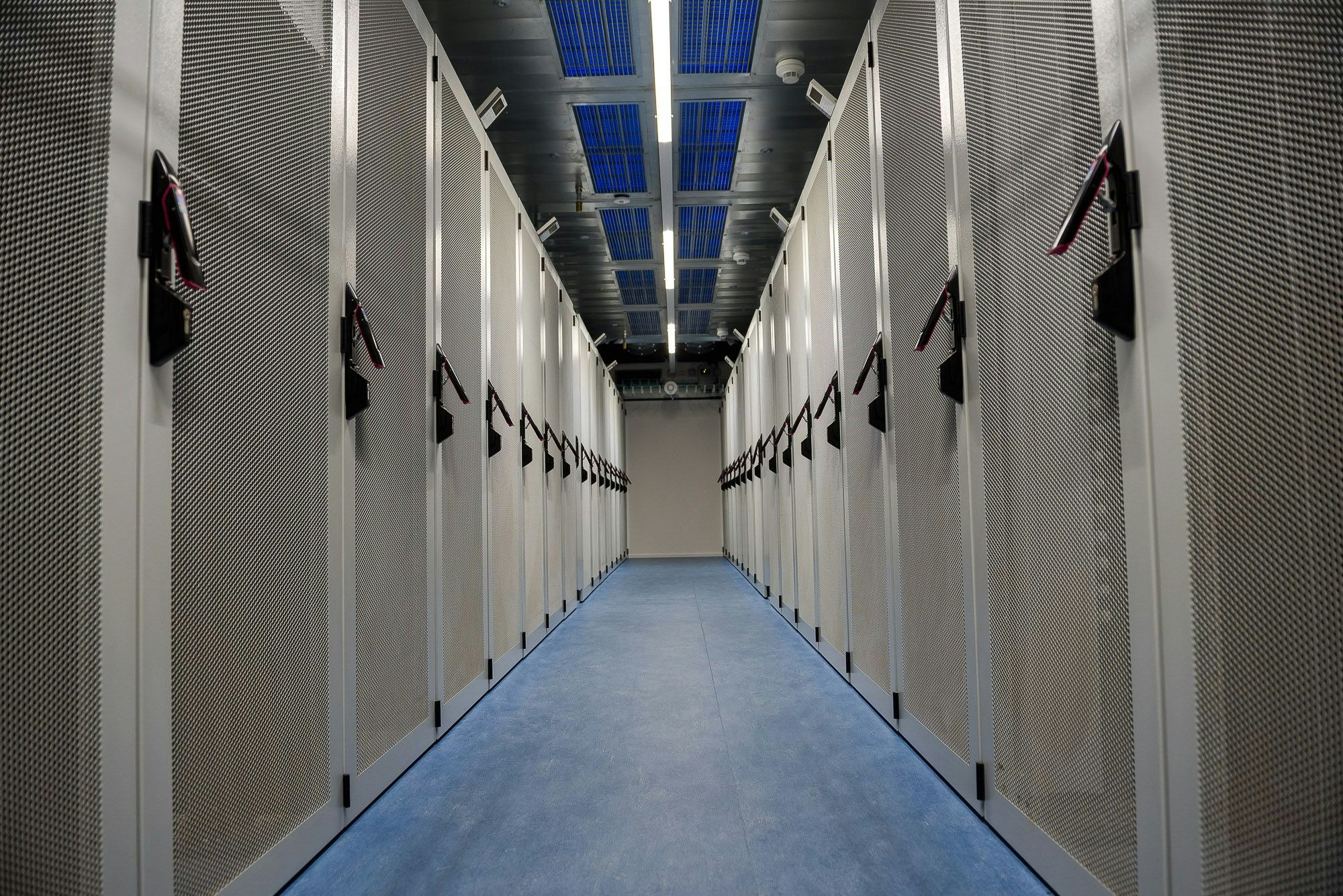 Dunkle Gänge, kühle Luft: Insgesamt gibt es 380 solcher Serverschränke im Rechenzentrum.