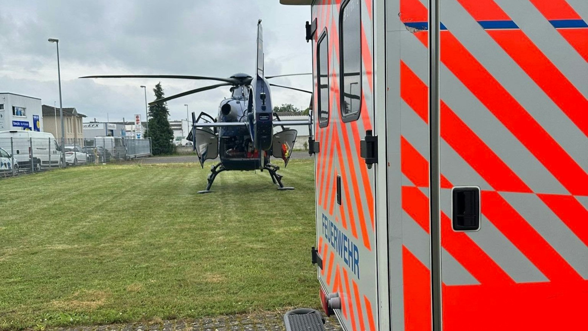 Ein Rettungshubschrauber am Unfallort in Erftstadt.