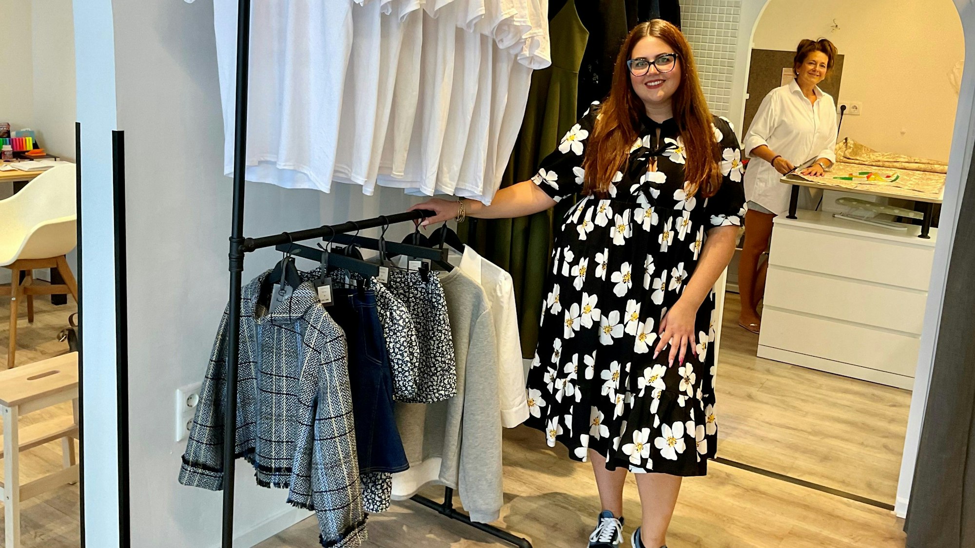 Zu sehen sind Jocelyn Schönemann und Mutter Nicole Schönemann im Schönemann Creativ Studio.
