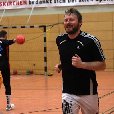 Zwei Handballer haben beim Aufwärmen Spaß.