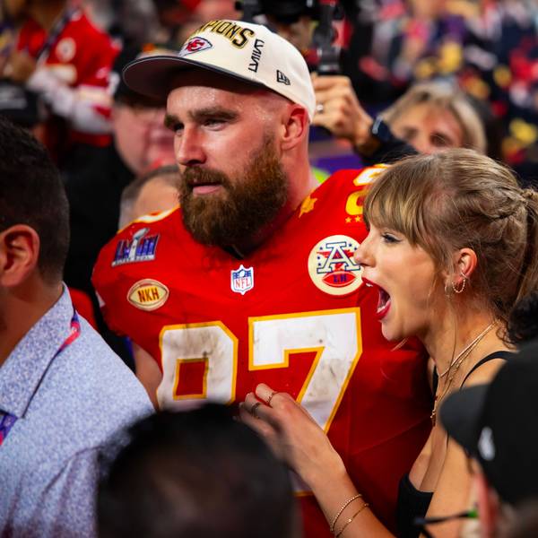 Taylor Swift und Travis Kelce feiern in der Menge.
