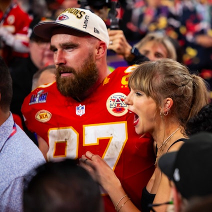 Taylor Swift und Travis Kelce feiern in der Menge.