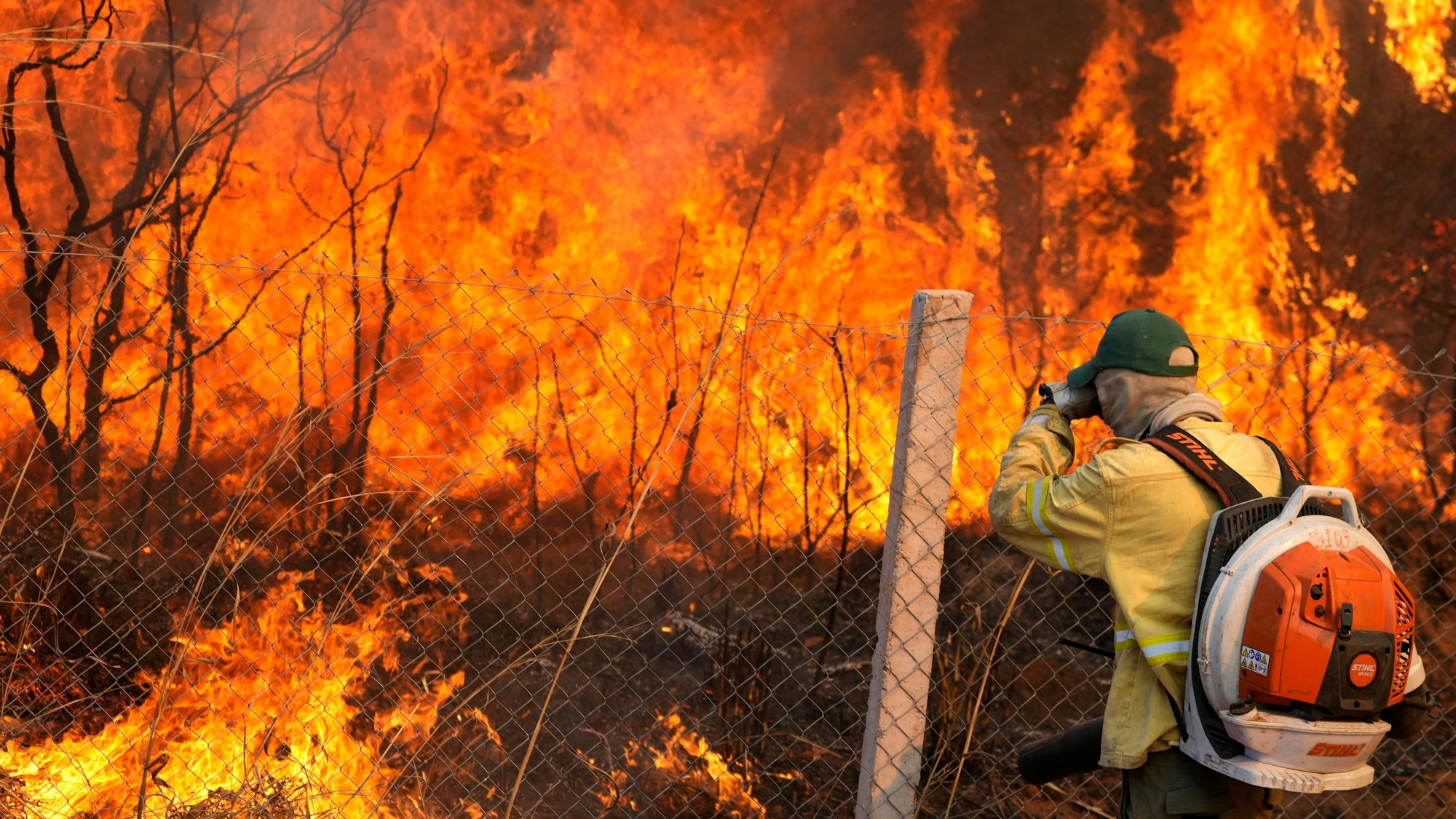 03.09.2024, Brasilien, Brasilia: Ein Feuerwehrmann ist mitten in der Trockenzeit zur Brandbekämpfung im brasilianischen Staatsforst Brasilia im Einsatz.