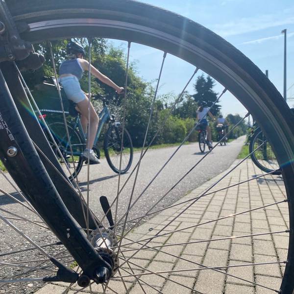 Zu sehen sind Radfahrer auf dem Nord-Süd-Weg.