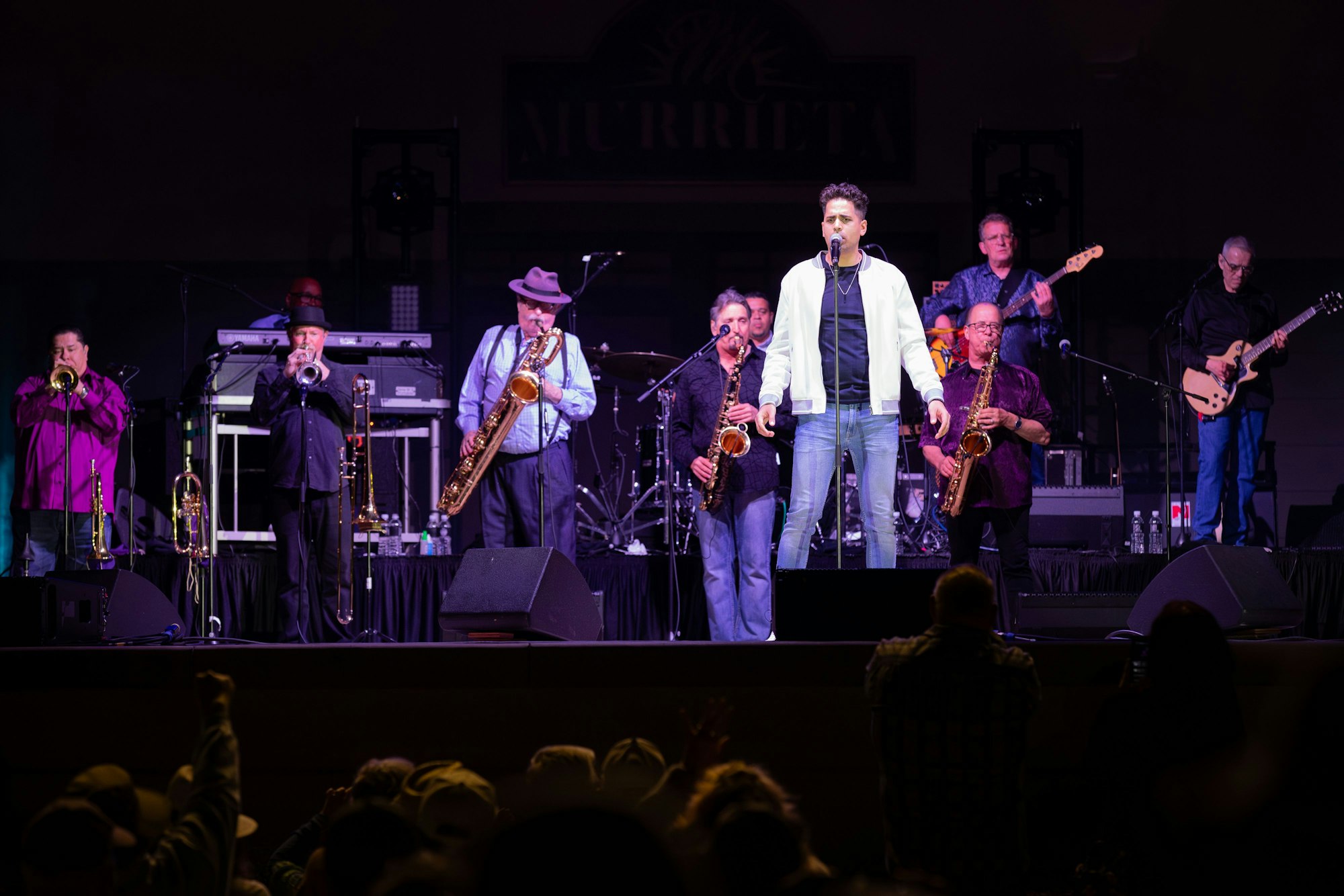 Funk und Soul bringen seit 56 Jahren Tower of Power aus Oakland (Kalifornien) auf die Bühnen der Welt, auch in Leverkusen war die Truppe um die beiden Gründer Emilio Castillo (Tenorsaxofon) und Stephen Kupka („The Funky Doctor“, Baritonsaxofon) schon häufig zu Gast.