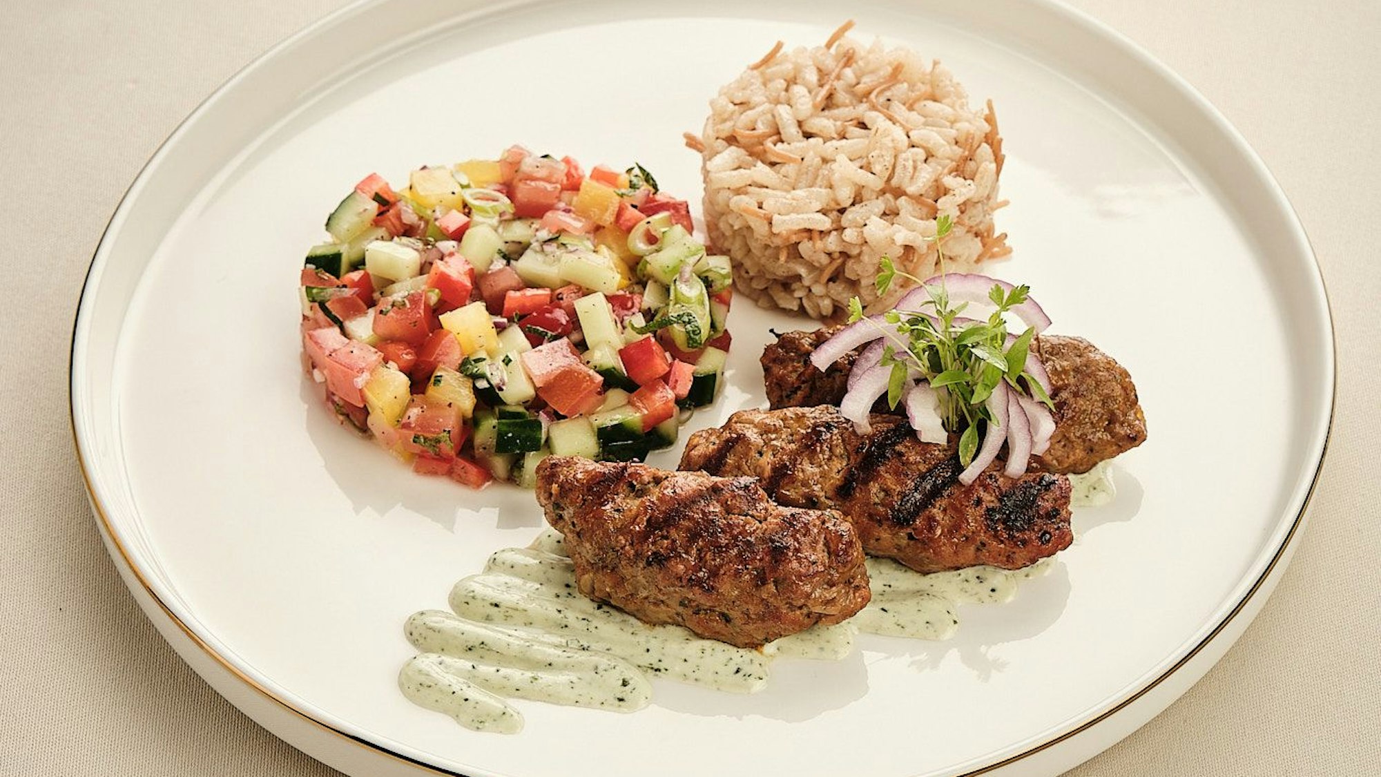 Rinderköfte mit türkischem Reis und Löffelsalat