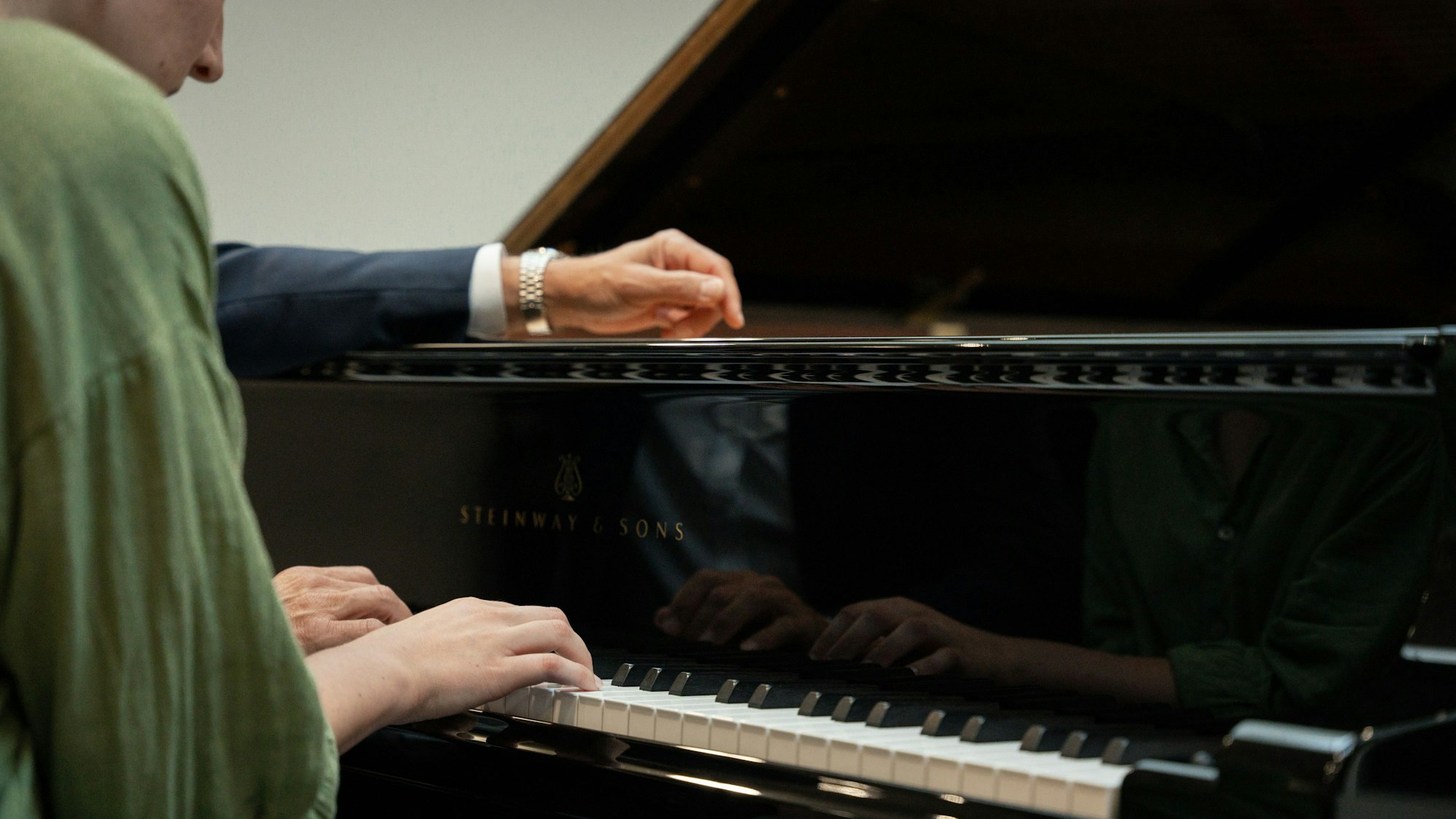 Hände auf Klaviatur