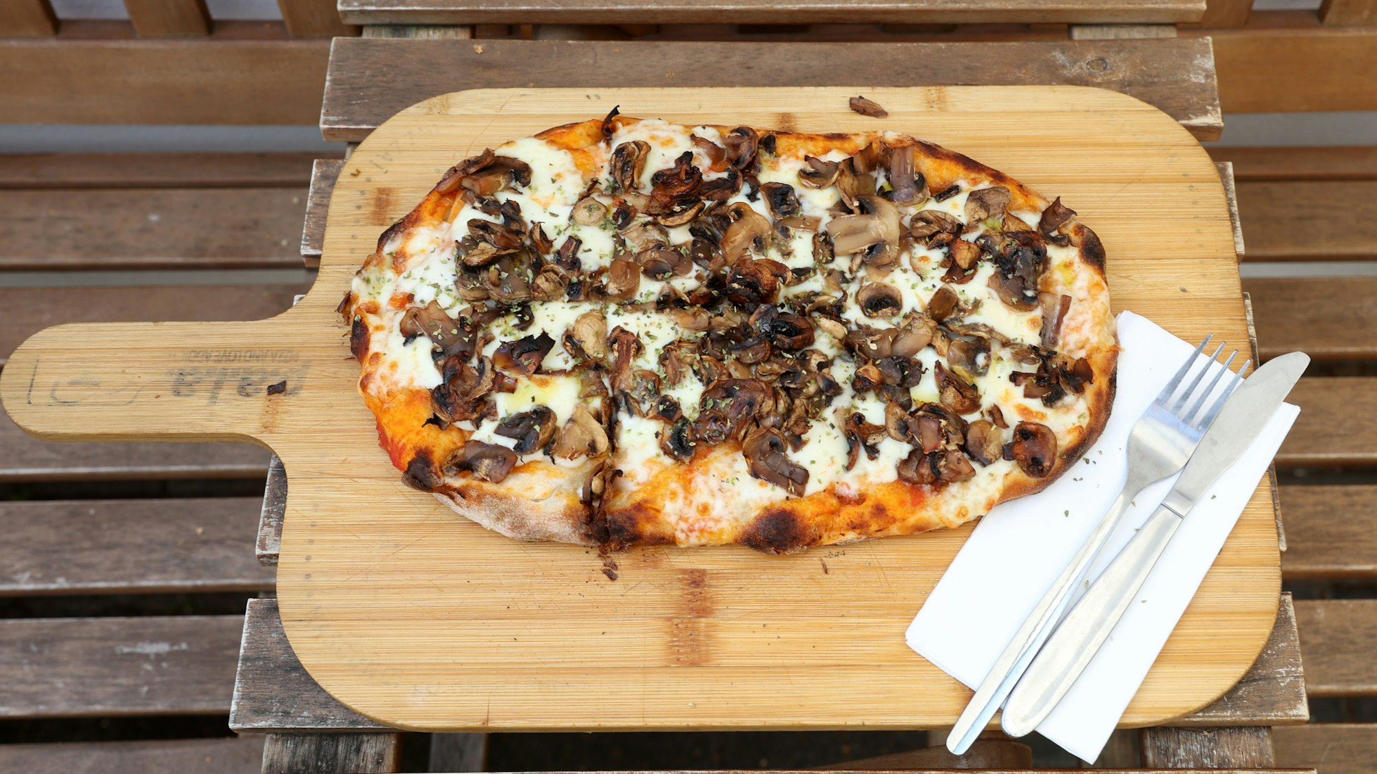 21.08.2024
Köln: Eine Pinsa auf einem Holzbrett