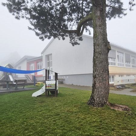 Blick auf die Kita in Keldenich im Nebel