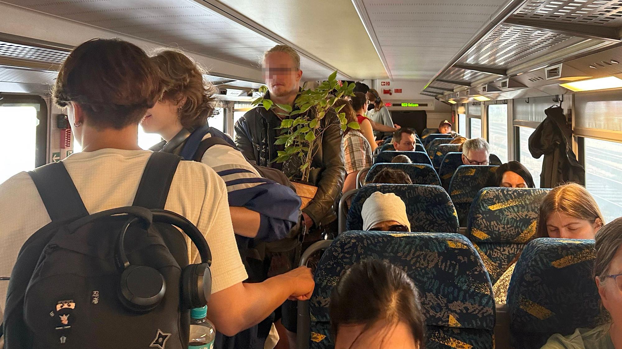 Reisende in einem Zug (Symbolfoto).