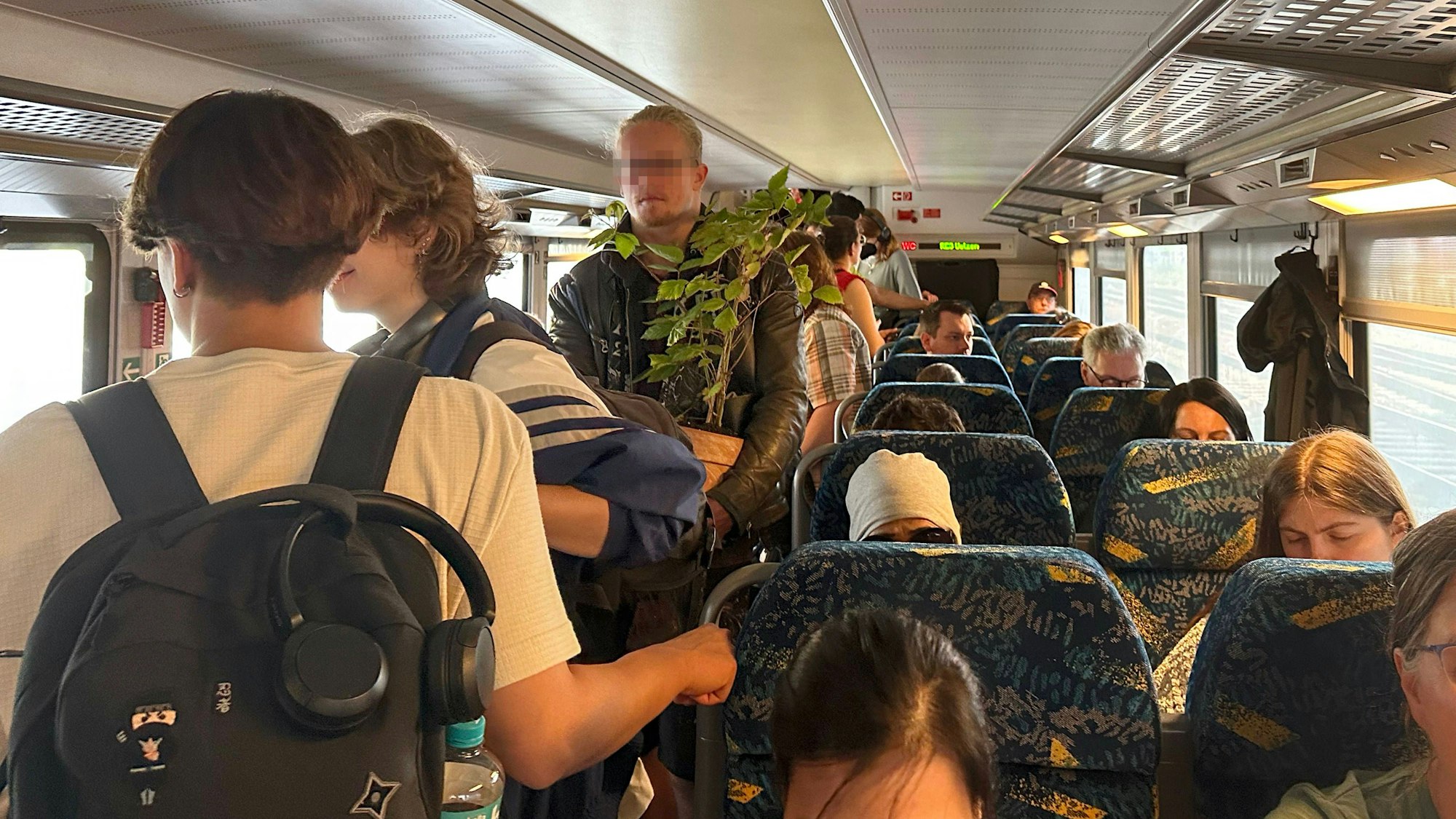 Reisende in einem Zug (Symbolfoto).