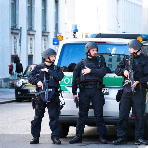 Zahlreiche Polizisten sind in der Münchner Innenstadt in der Nähe des NS-Dokumentationszentrums und des Israelischen Generalkonsulats im Einsatz.